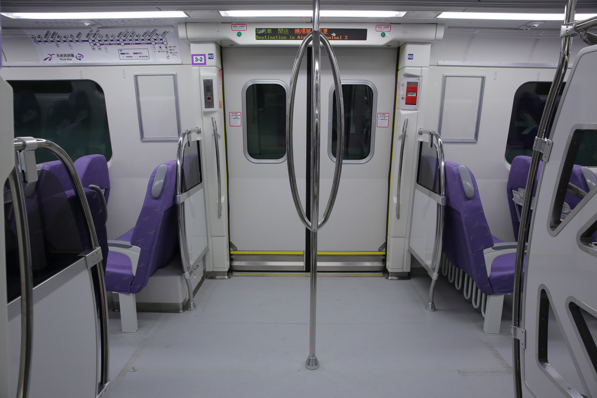桃園機場捷運直達車的車廂設計與香港機場快線頗為相似。