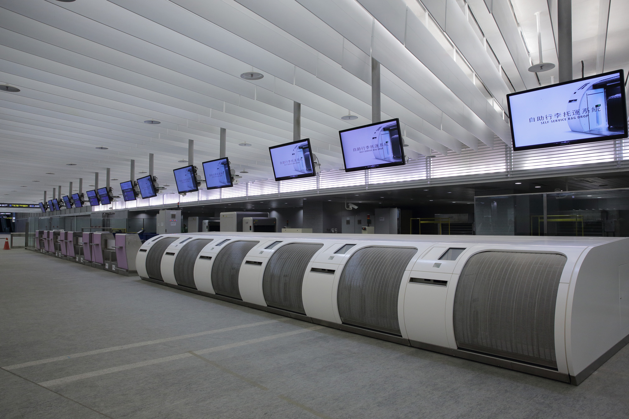 桃園機場捷運的預辦登機櫃臺已經看得出雛形。