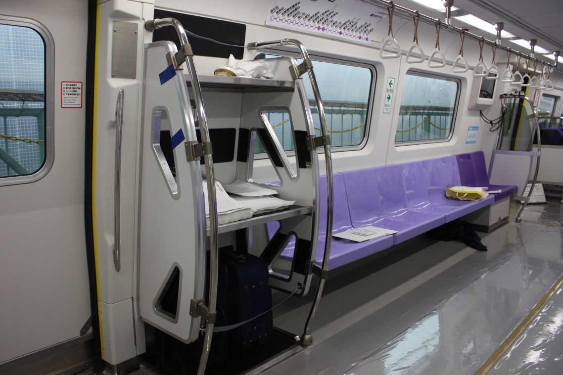 機場捷運普通車的車廂比較像是台北捷運，只是多了放行李的空間。（桃園捷運公司提供）