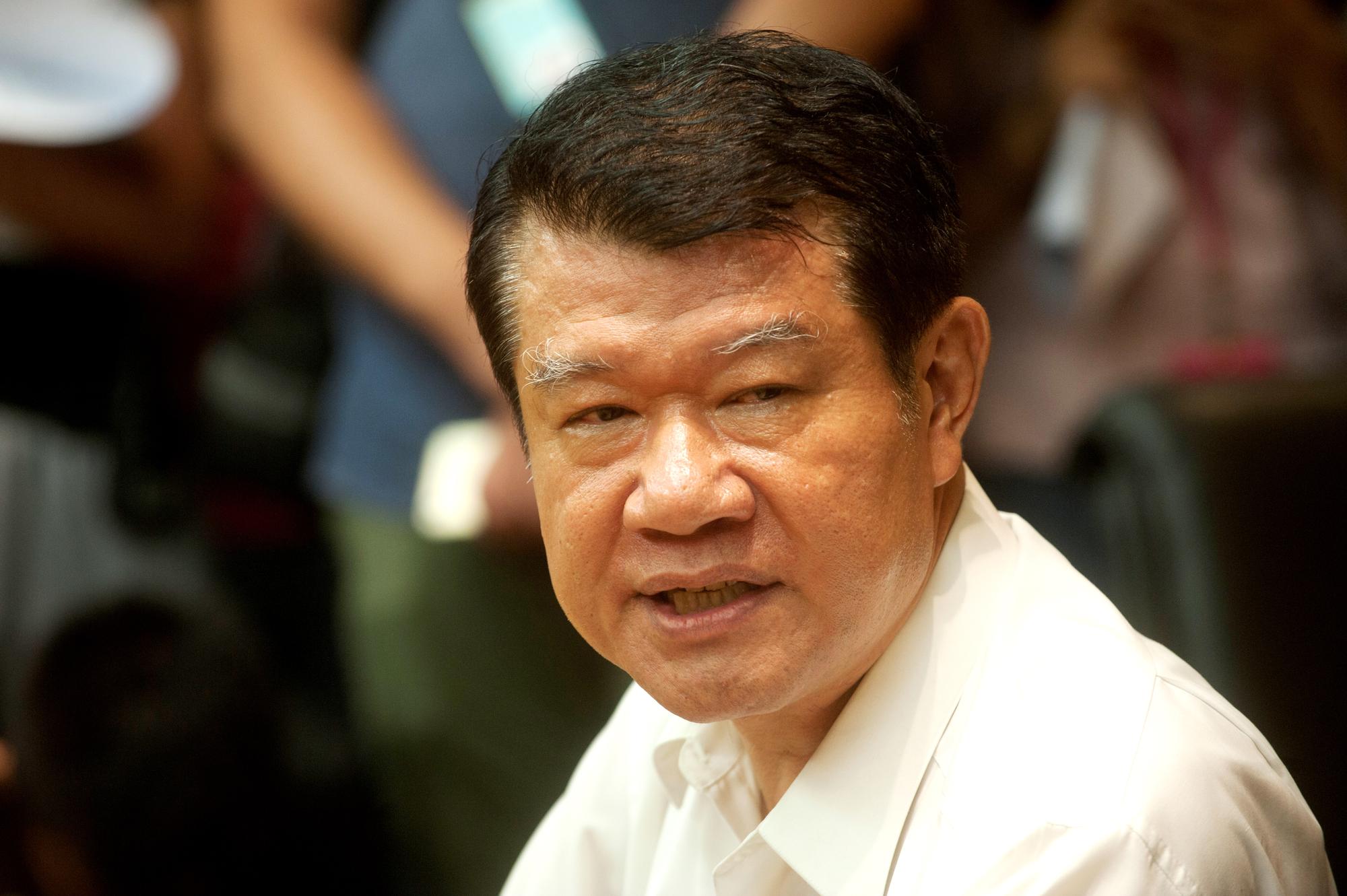 民航局急著找華航長榮接手復興國內航線，華航董事長何煖軒提早從法國返國應變，一口氣拿下花蓮飛台中與松山的航線，擊退長榮進而拓展國內航線市佔率。