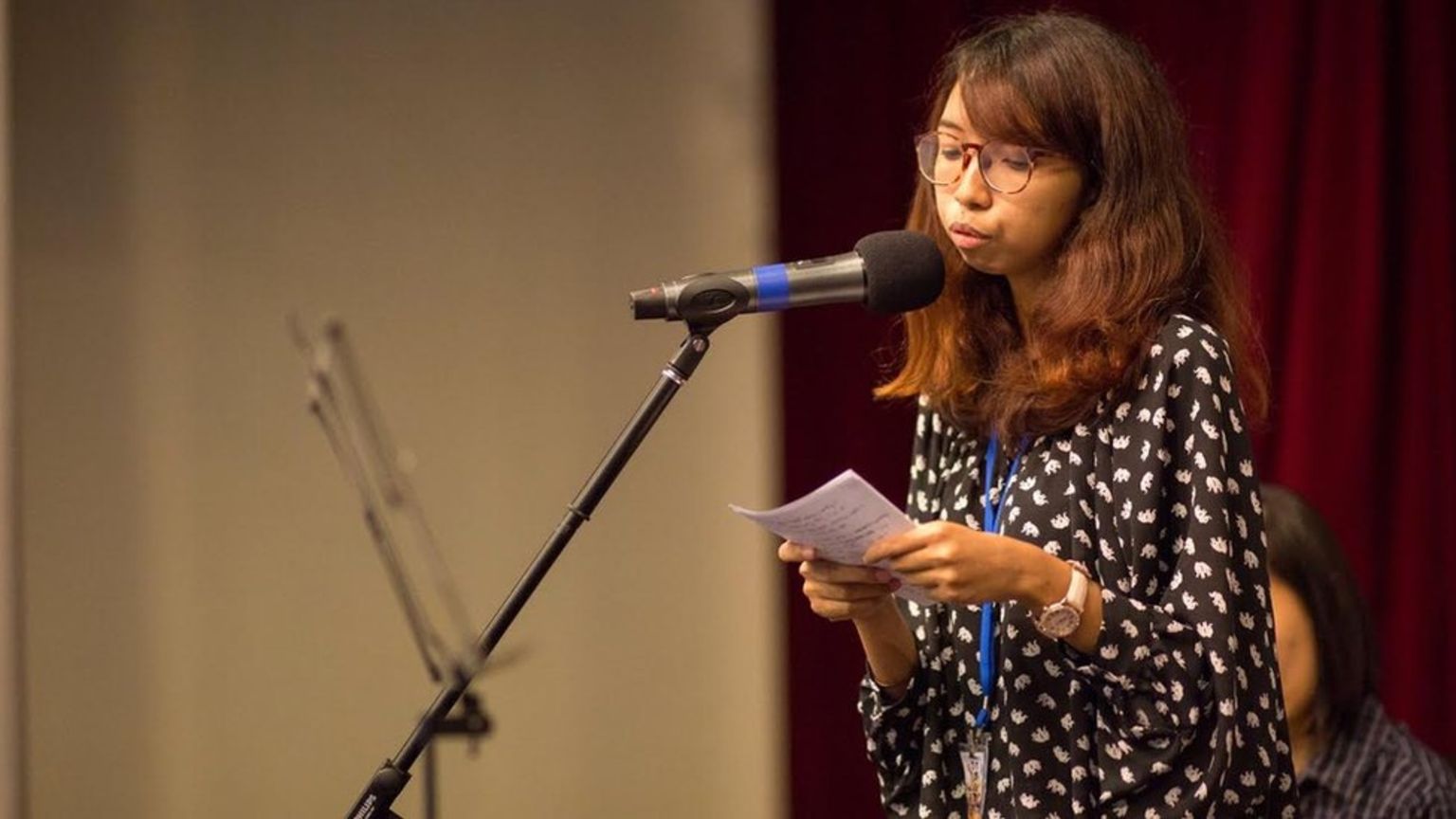 撒里法（Zarifah Anuar）23歲才知道自己在嬰兒時期就被家中長輩送去施行割禮。（翻攝自BBC）