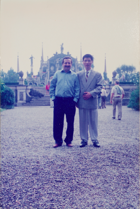 90年代紡織相關產業外移，吳世長（右1）被迫自己去國外找客戶，圖為與米蘭客戶合影。（吳世長提供）