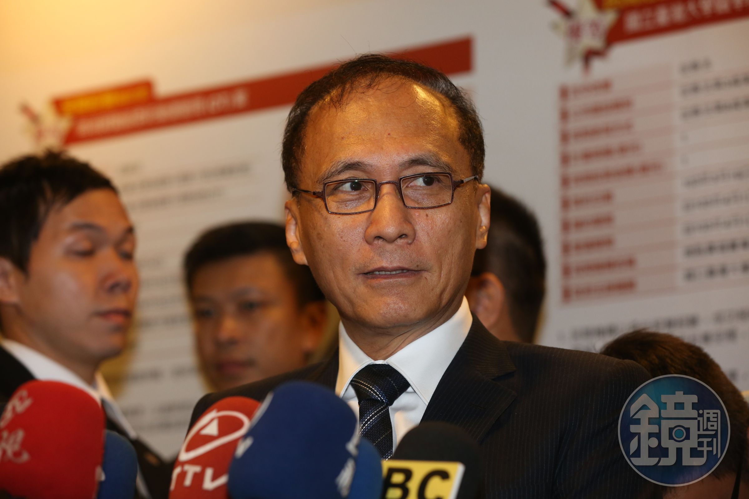 行政院長林全趕緊出手徵調華航接手興航航線。
