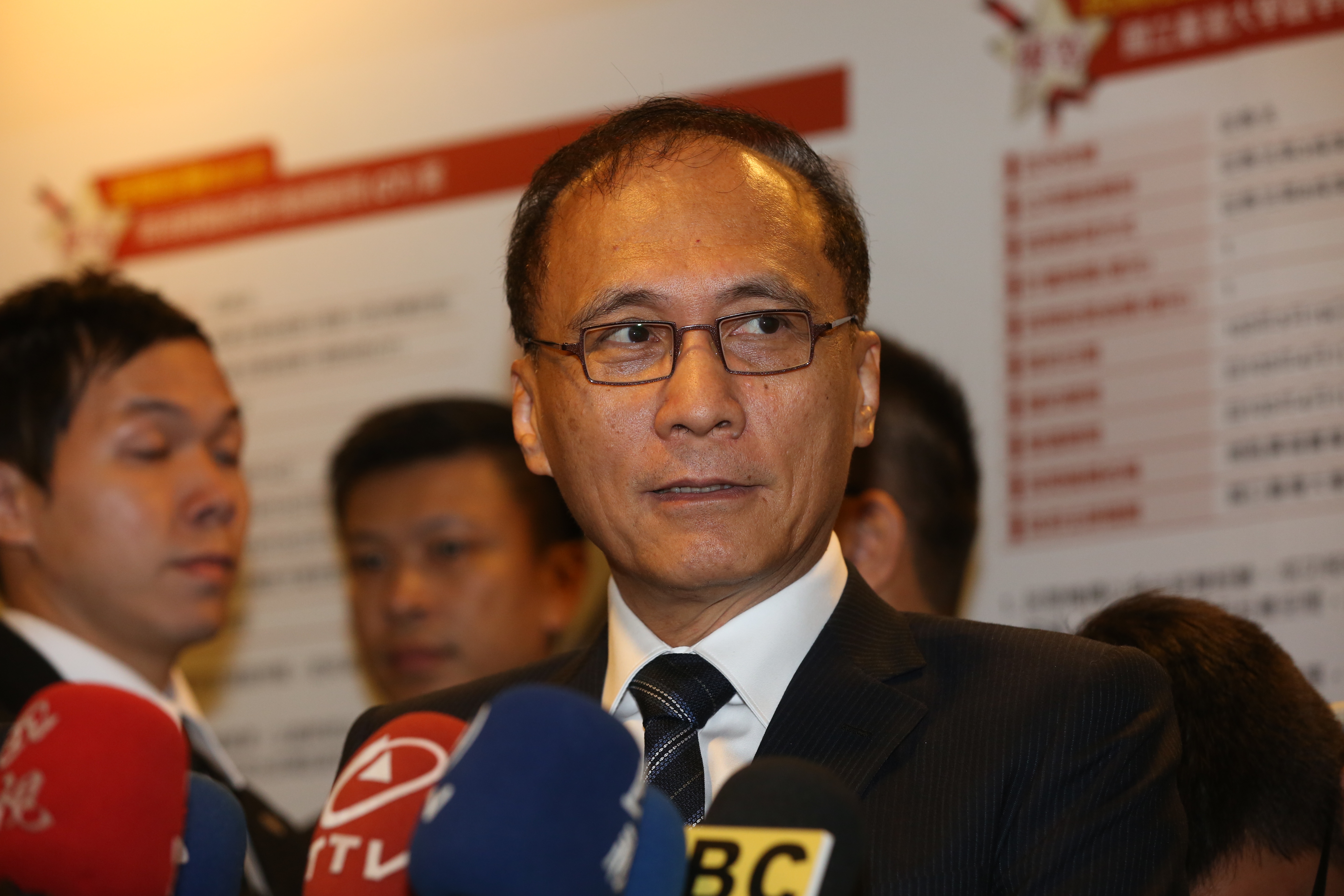 行政院長林全趕緊出手徵調華航接手興航航線。