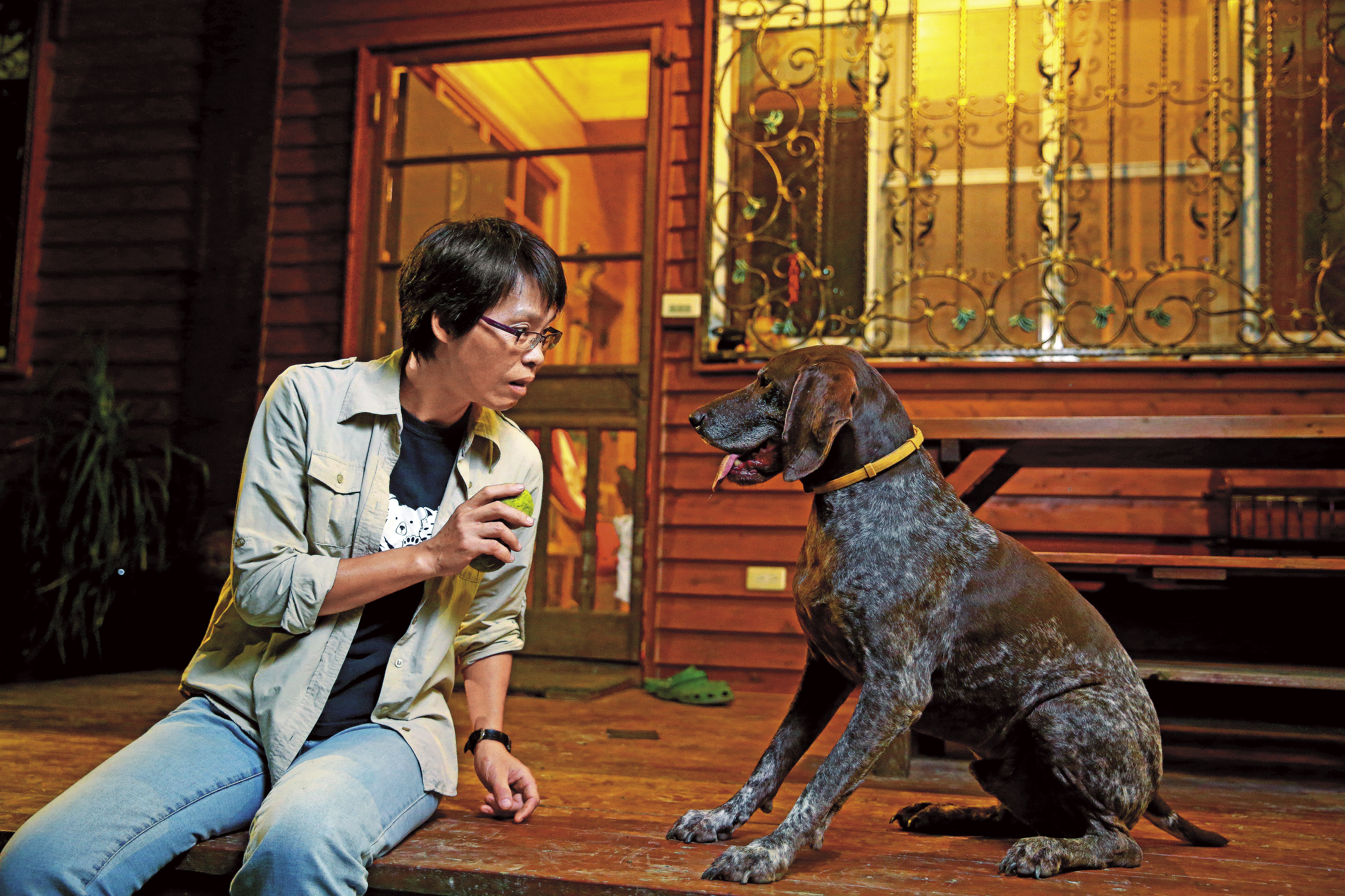 黃美秀和她的愛犬。牠原本是黑熊排遺偵測犬，行動敏捷，目前已退役養老。