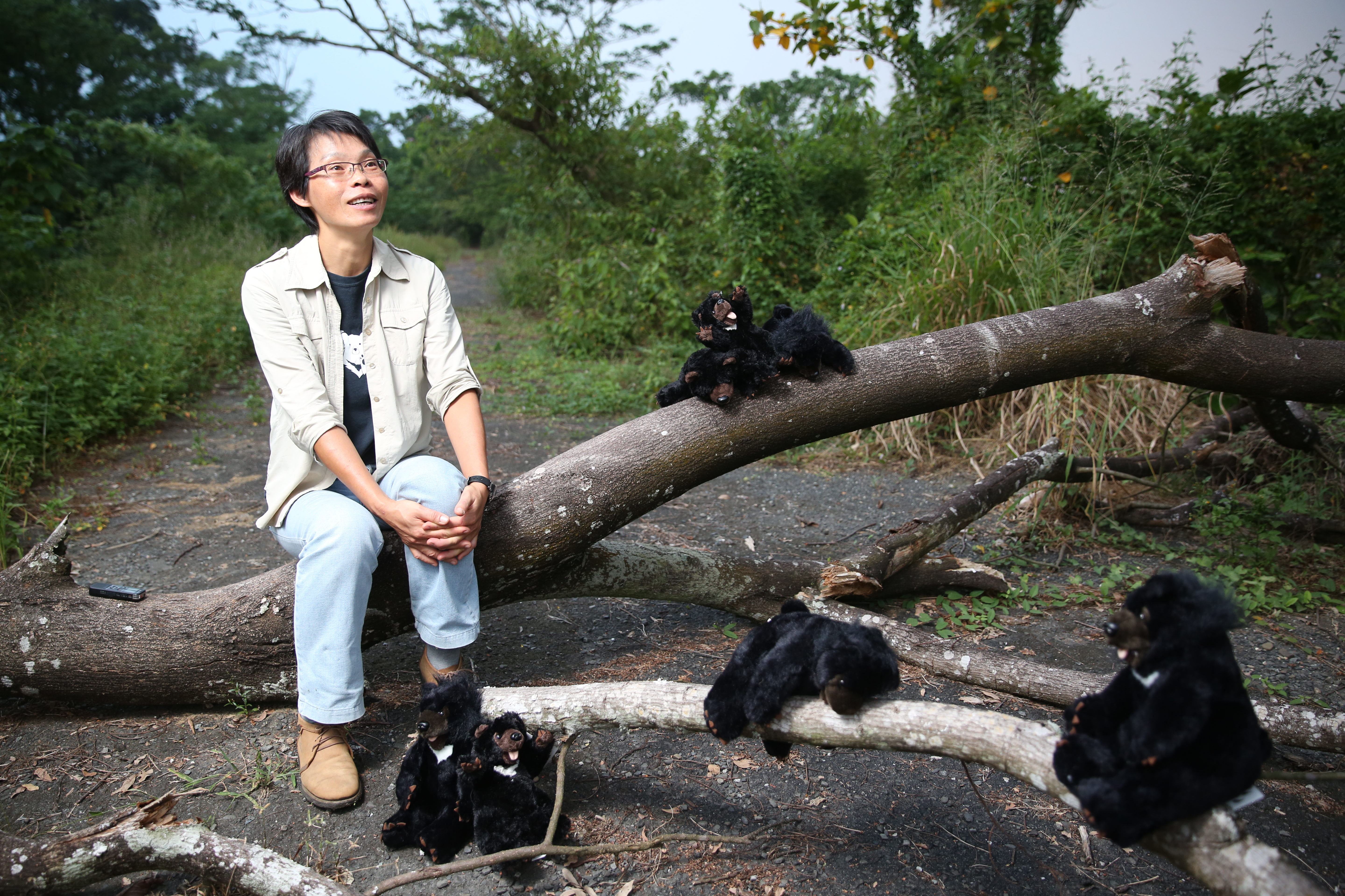 「黑熊媽媽」黃美秀近年不斷在各媒體呼籲，千萬不要再迷信熊掌、熊膽粉的食補療效，懇請給「大家的」台灣黑熊一點生存空間。