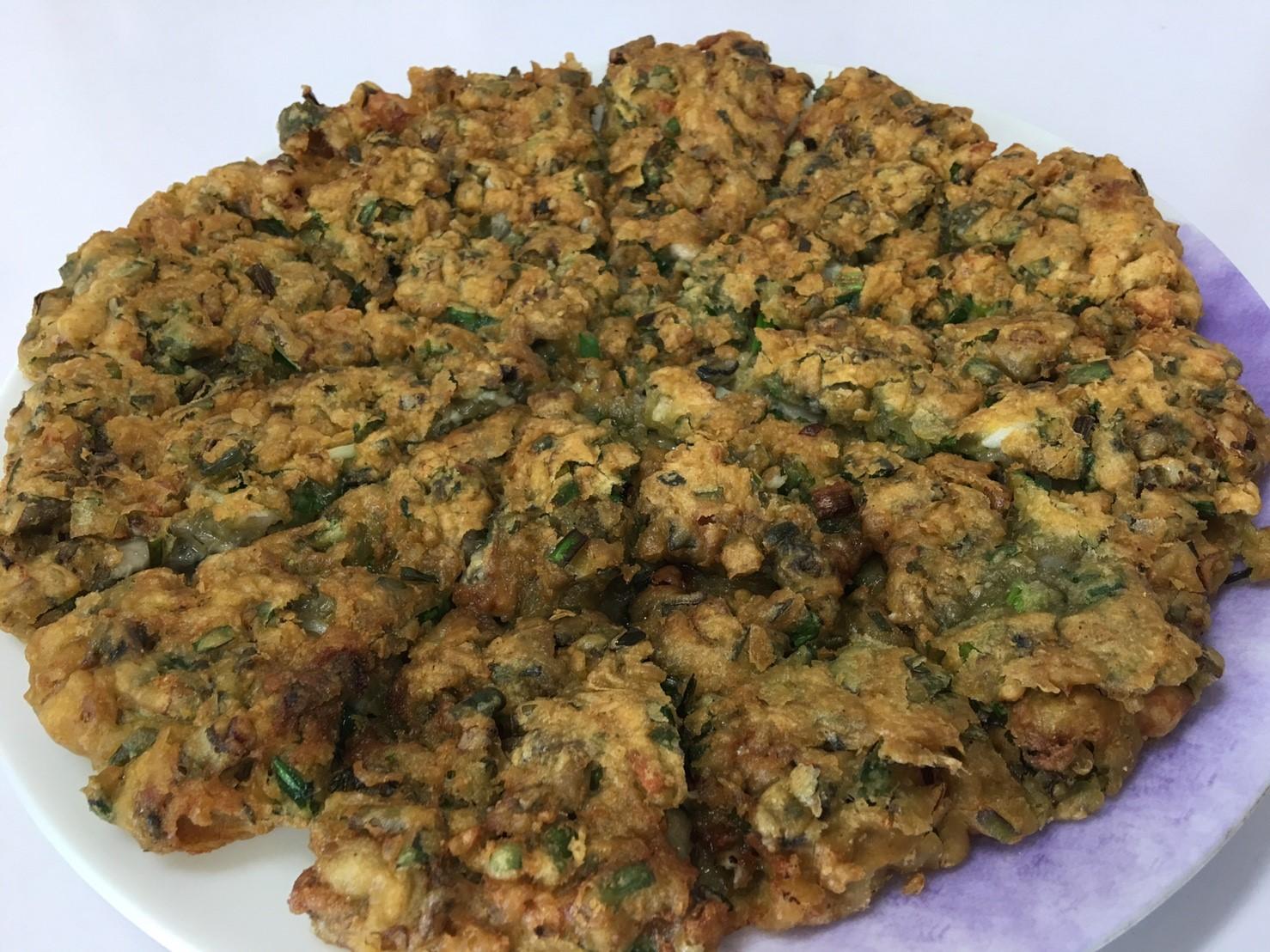 苗栗縣龍鳳漁港旁的在地美食超厚片蚵仔煎。
