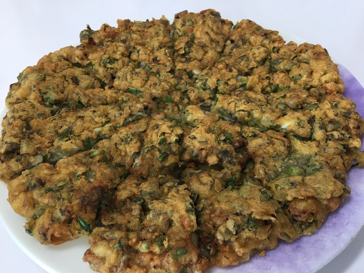 苗栗縣龍鳳漁港旁的在地美食超厚片蚵仔煎。