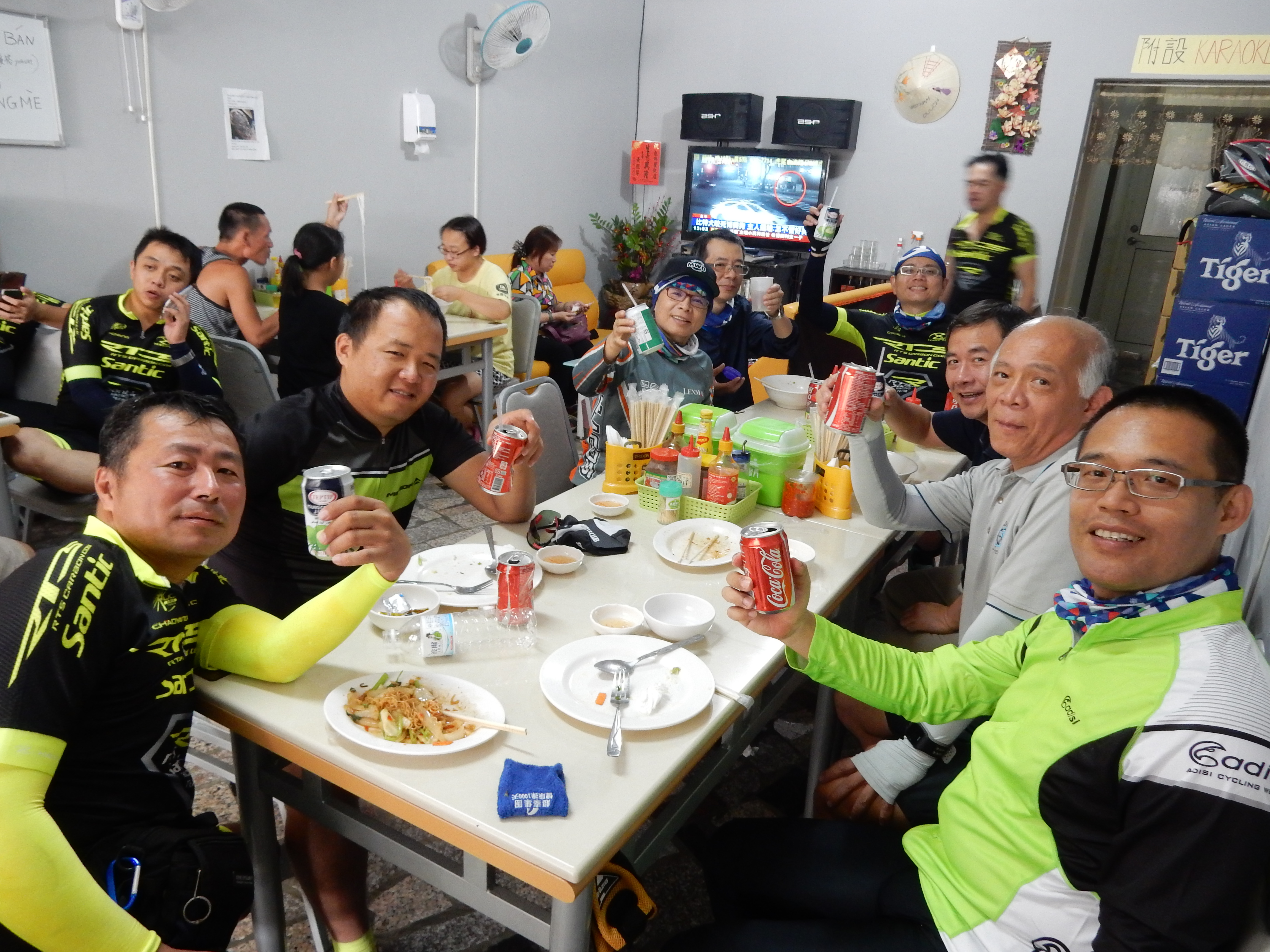 被陣陣烤肉香吸引，在麥寮越鄉餐飲店大啖異國料理。