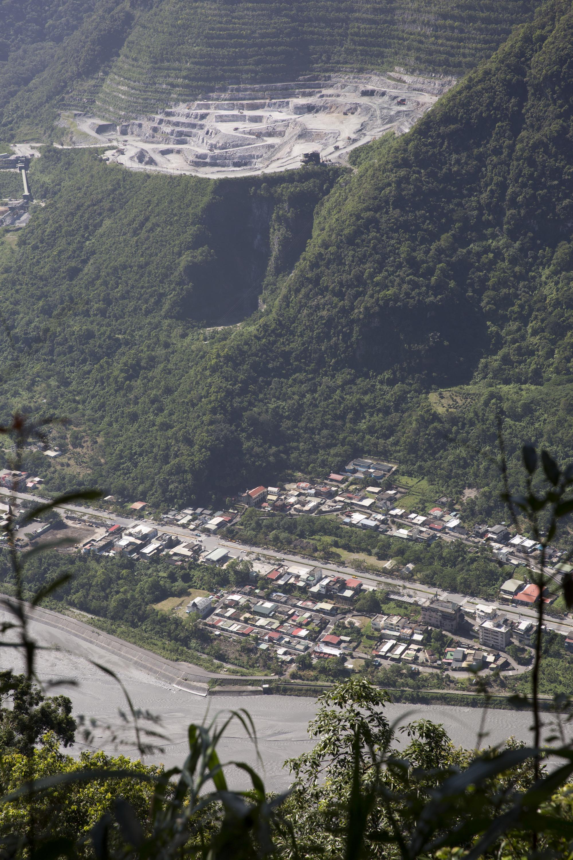 民樂部落上頭就是大片開挖山林的亞泥礦場,居住面臨了重重危機。