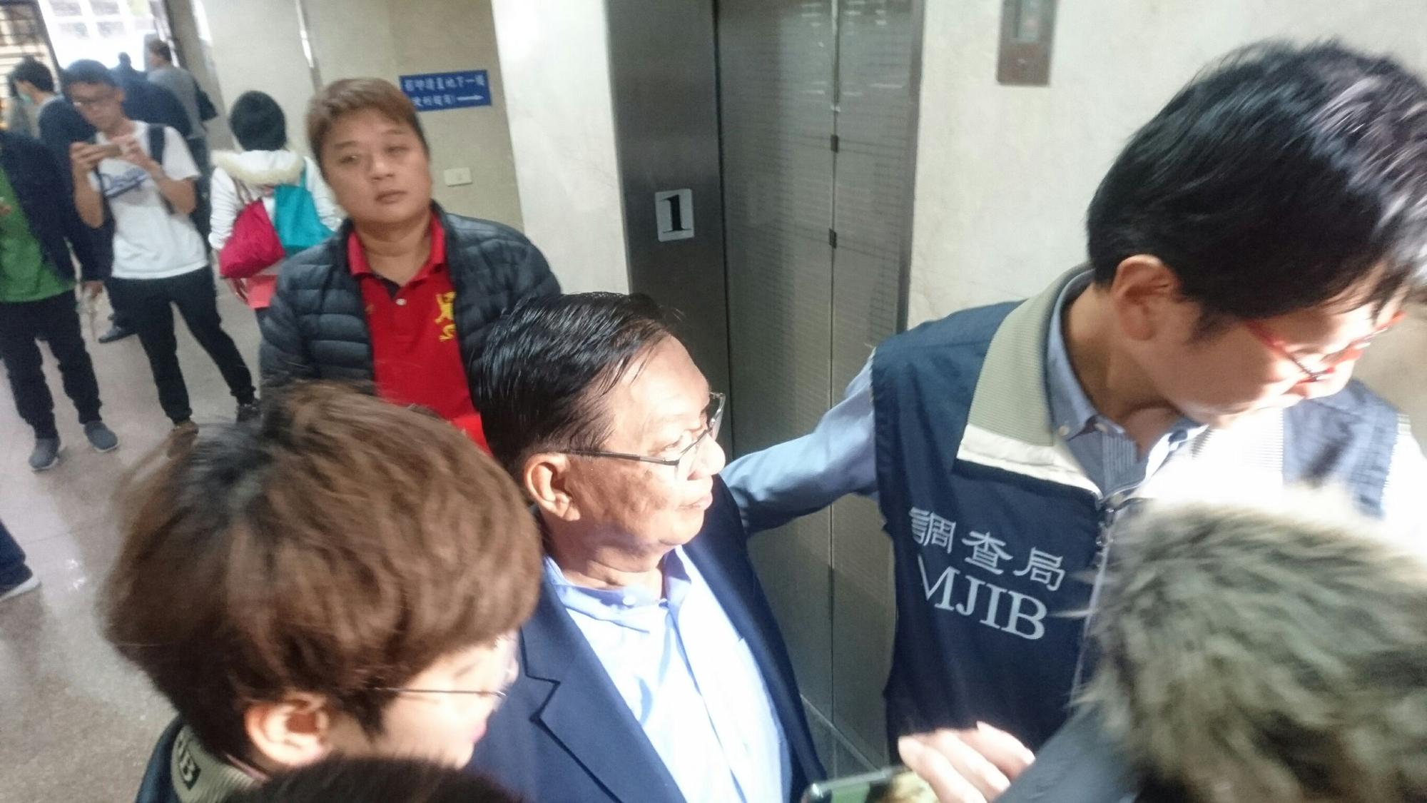 復興航空大股東、董事長林明昇的父親林孝信,今早在北檢兵分7路搜索後,移送北檢複訊。