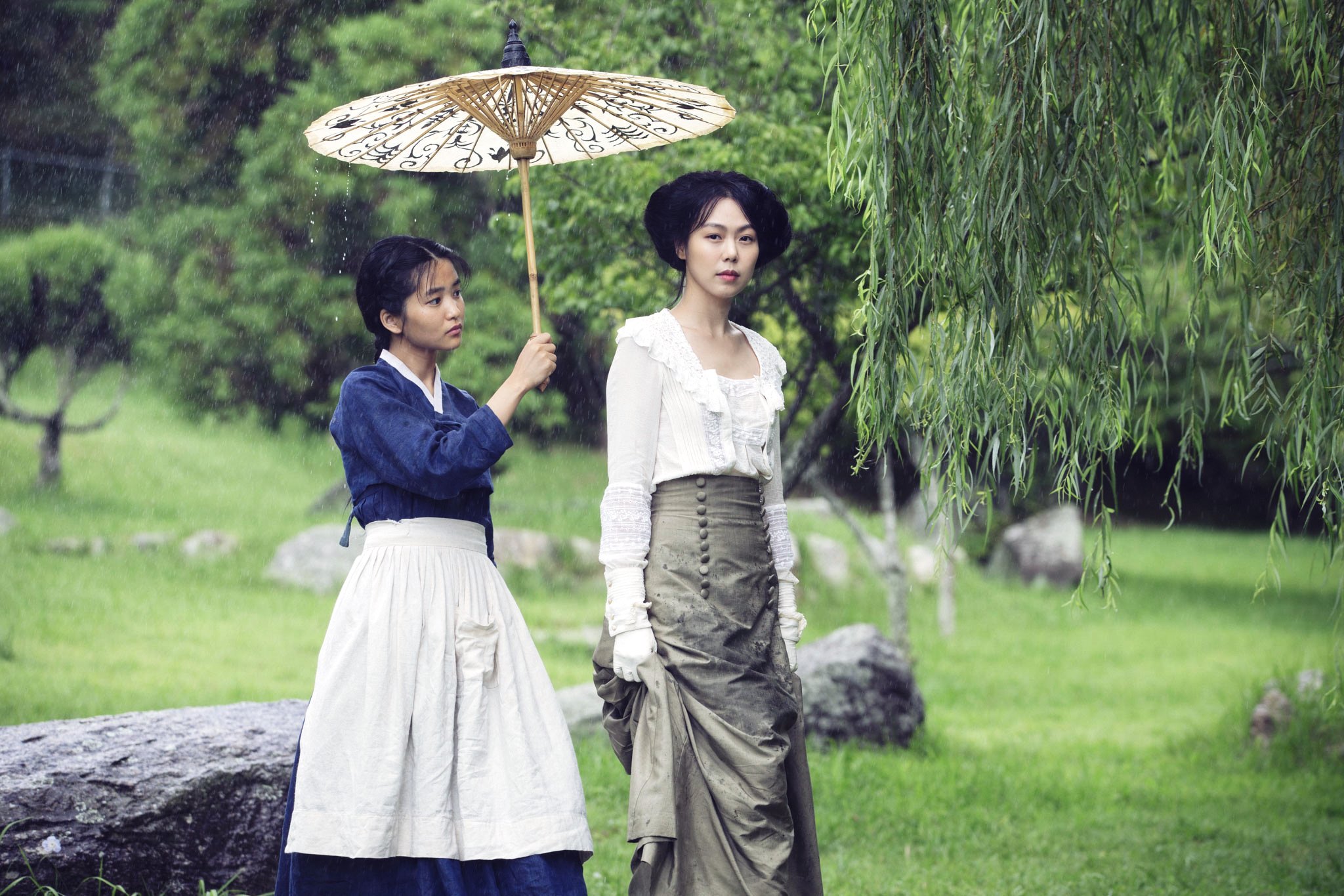 《下女的誘惑》讓金敏喜（右）、金泰璃分別拿下女主角及女新人獎。（Catchplay提供）