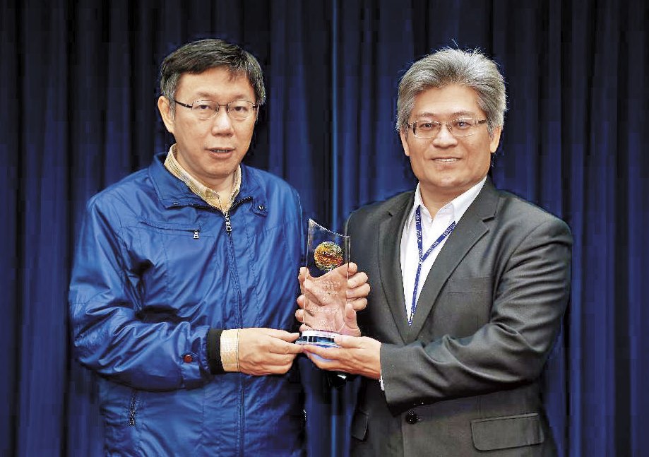 動保處長嚴一峰（右）向議員報告時，胸有成竹表示已掌握相關嫌犯及作案車輛的車牌，但把責任全推給警方。左為市長柯文哲。