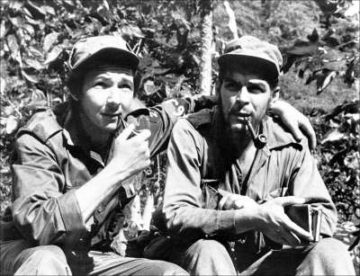 1959年古巴革命期間，切格瓦拉與勞爾卡斯楚於古巴哈瓦那南方的基度山要塞合影。（畫面取自wiki）