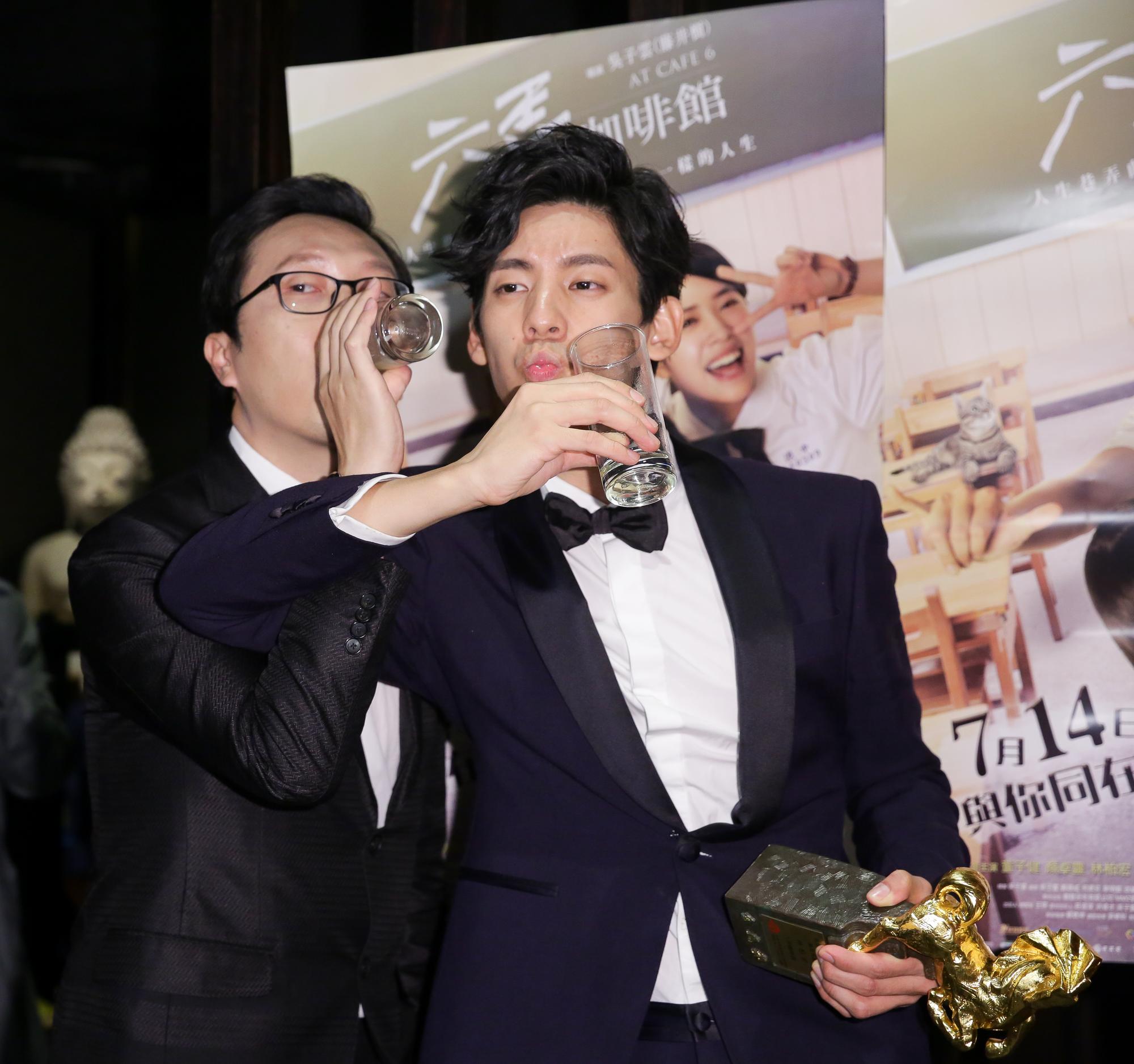 林柏宏以《六弄咖啡館》奪下金馬獎最佳男配角,開心與導演吳子雲舉杯慶功。