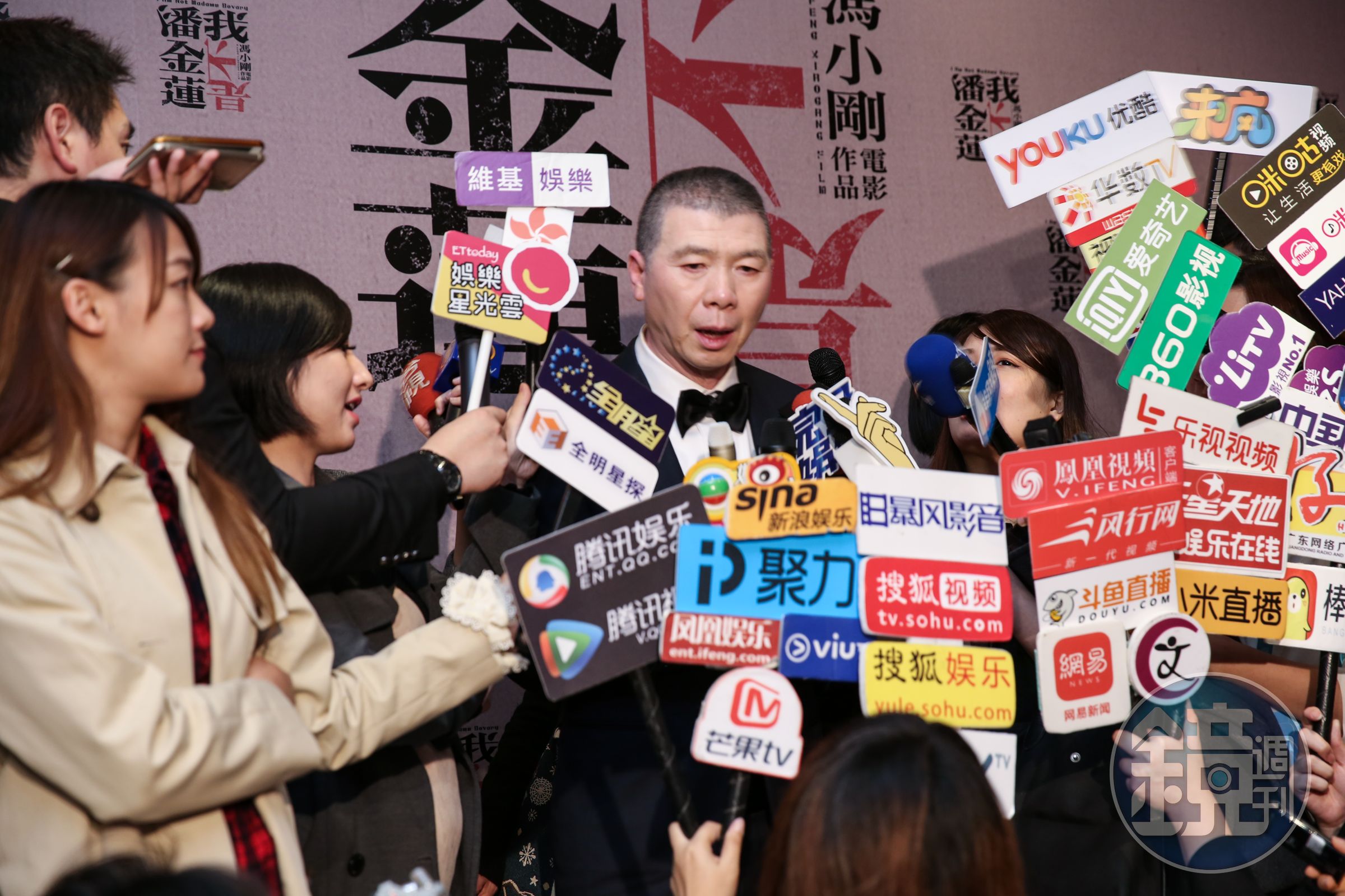 馮小剛被媒體簇擁提問。