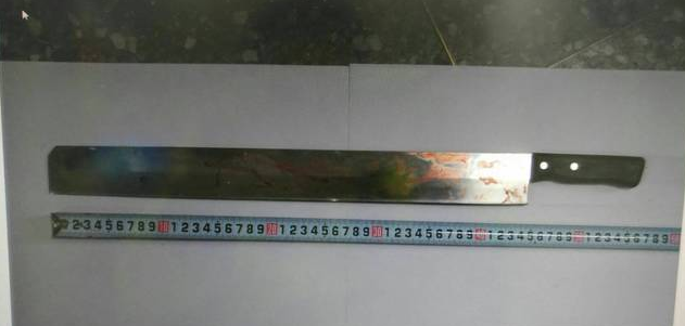 陳男持西瓜刀砍傷鄰居四人。(警方提供)