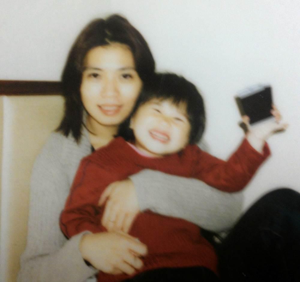 陳鳴敏過去身材清瘦,照片中的她其實剛吸完安非他命與女兒合照。(陳鳴敏提供)