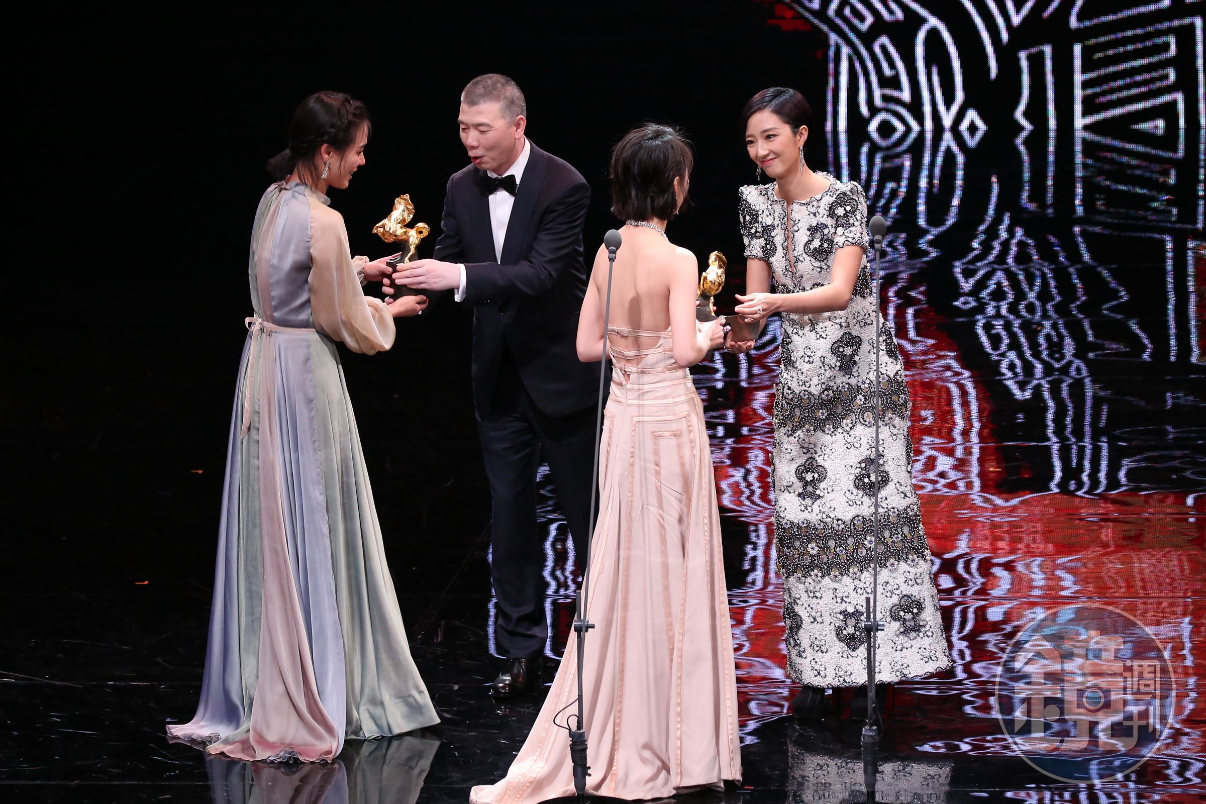 馮小剛（左二）與桂綸鎂（右一）一起頒發金馬獎最佳女主角，馮小剛先宣布周冬雨（右二）獲獎，故意慢半拍宣布馬思純（左一）也一起封后。（金馬執委會提供）