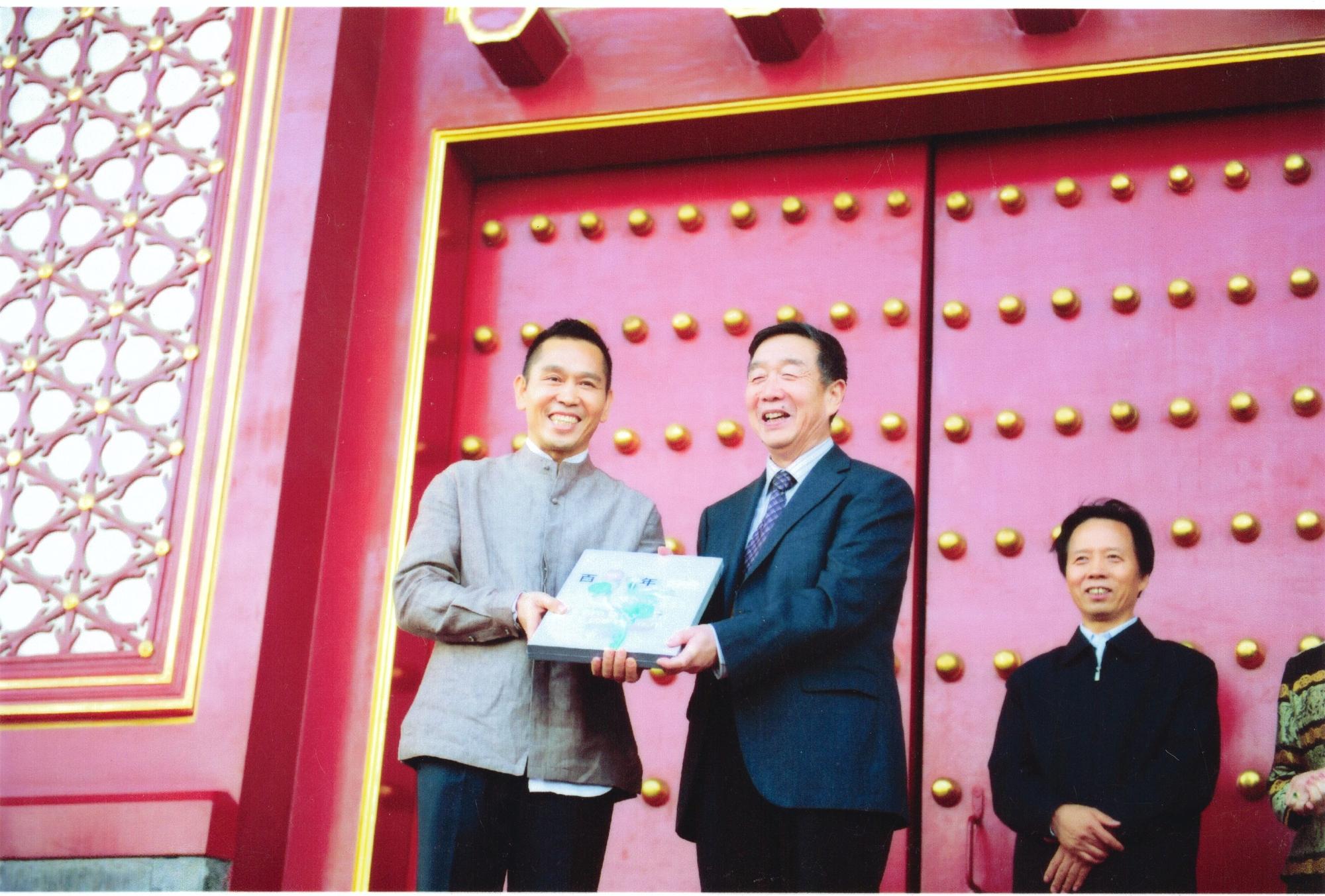 胡焱榮的《一露甘甜》、《百年好合》被北京故宮收藏。（胡焱榮提供）