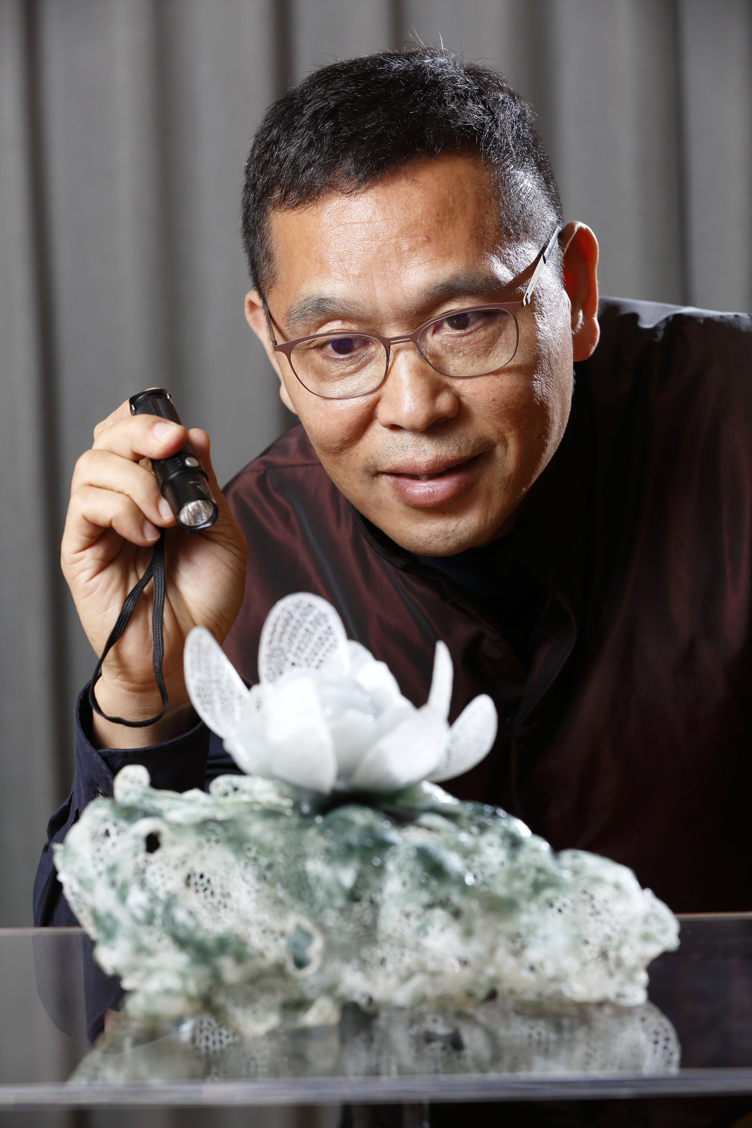 胡焱榮帶我們欣賞他的最新作品《人間福報》。