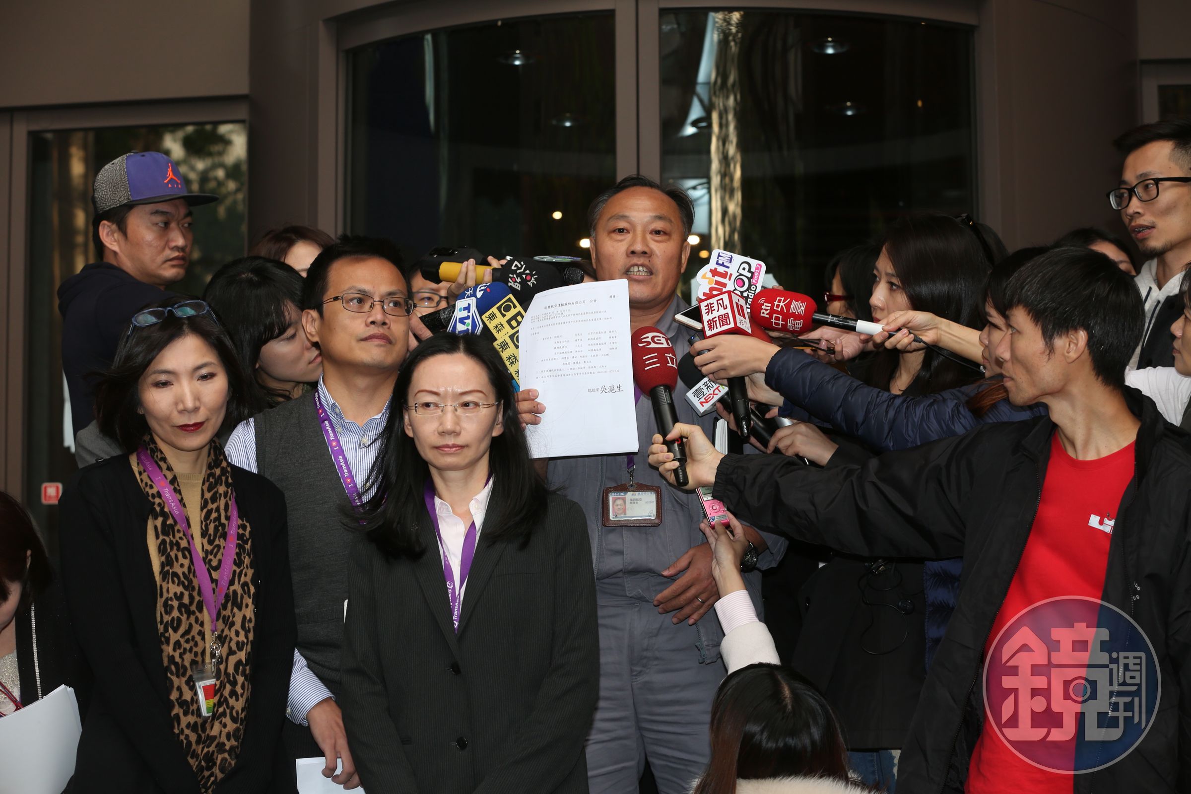 復興航空勞資會議勞方機務代表陶國安，在勞資協商後出面接受媒體聯訪。