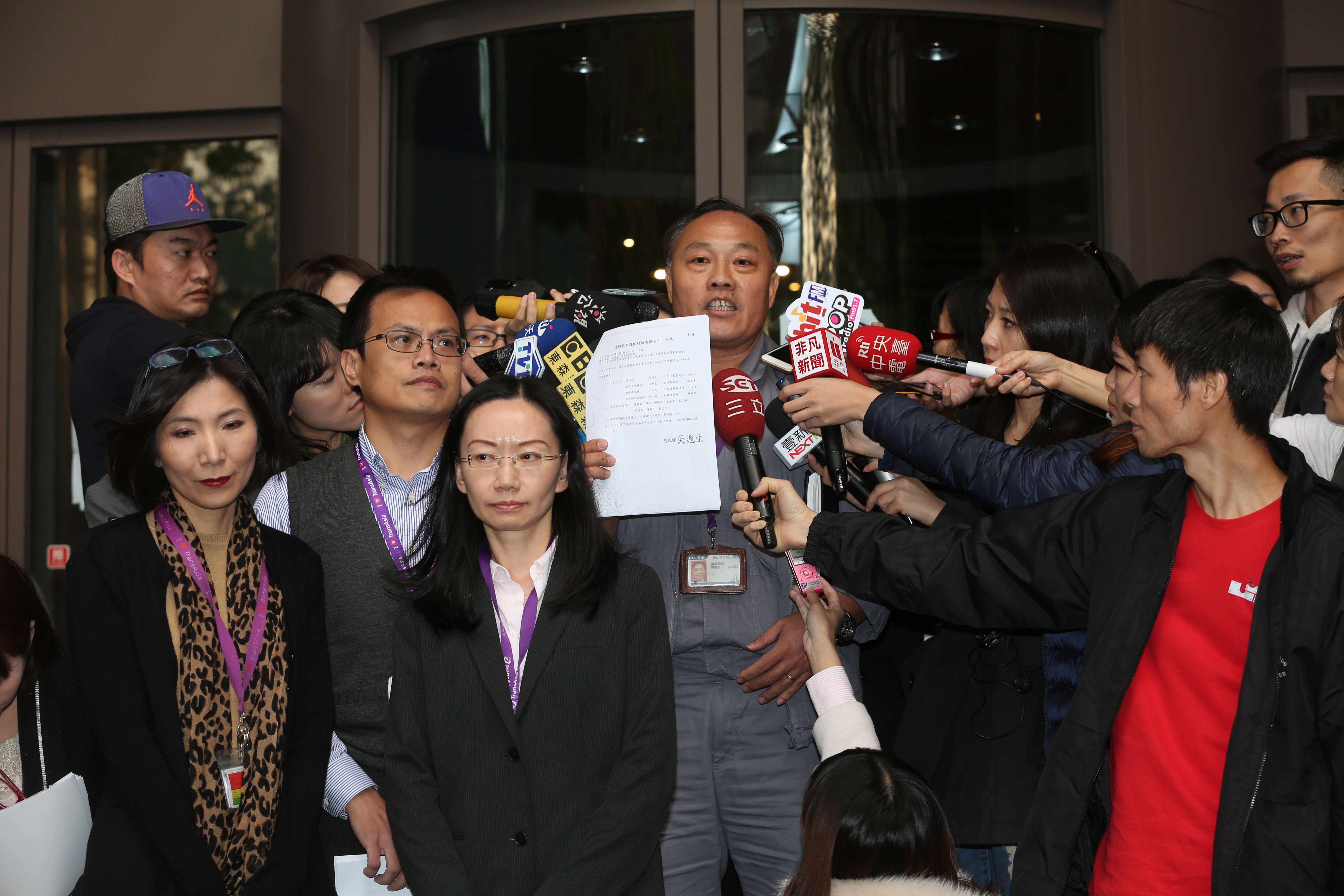 復興航空勞資會議勞方機務代表陶國安，在勞資協商後出面接受媒體聯訪。