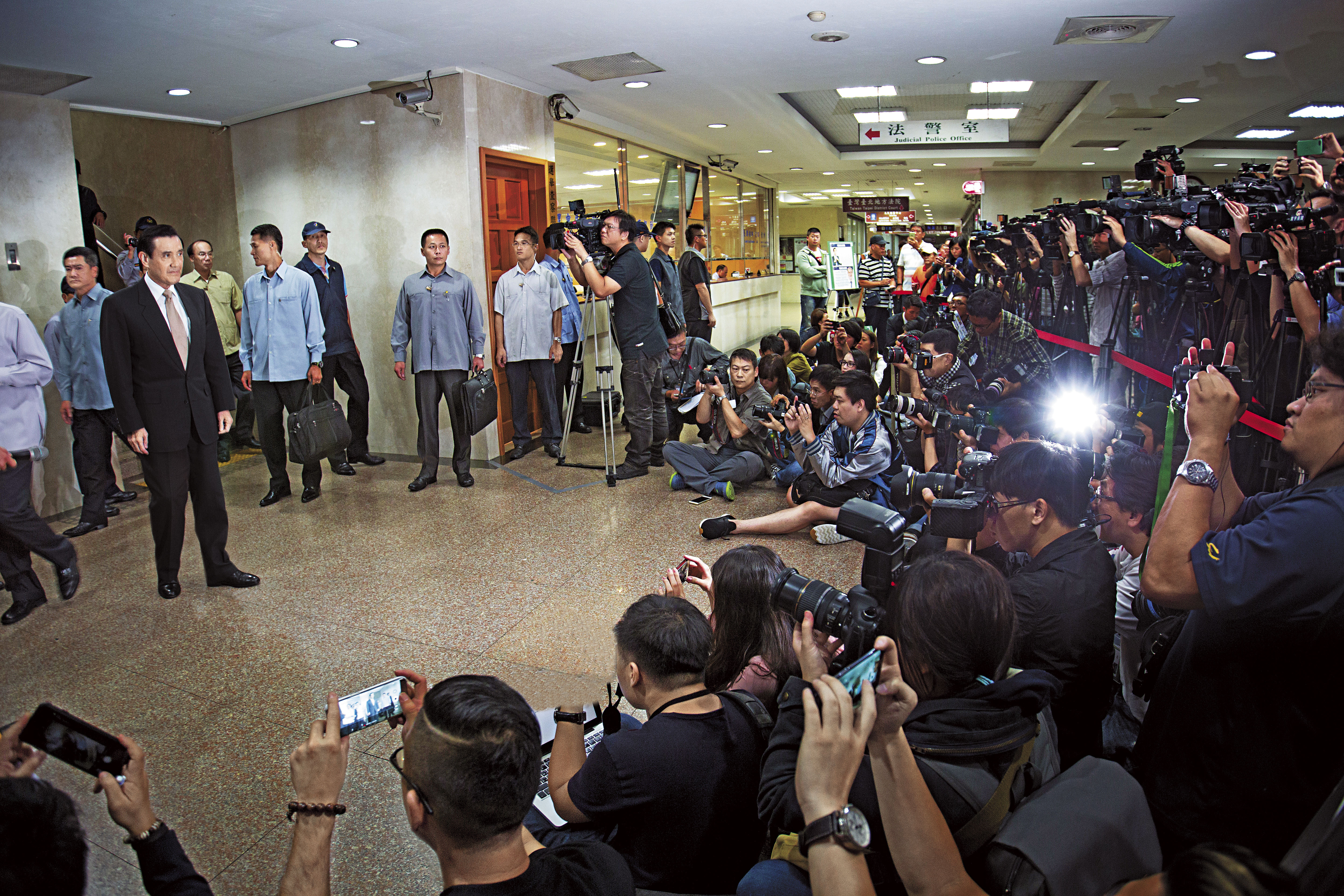 檢傳江宜樺黃世銘同出庭　馬律師團祭自訴違法反撲