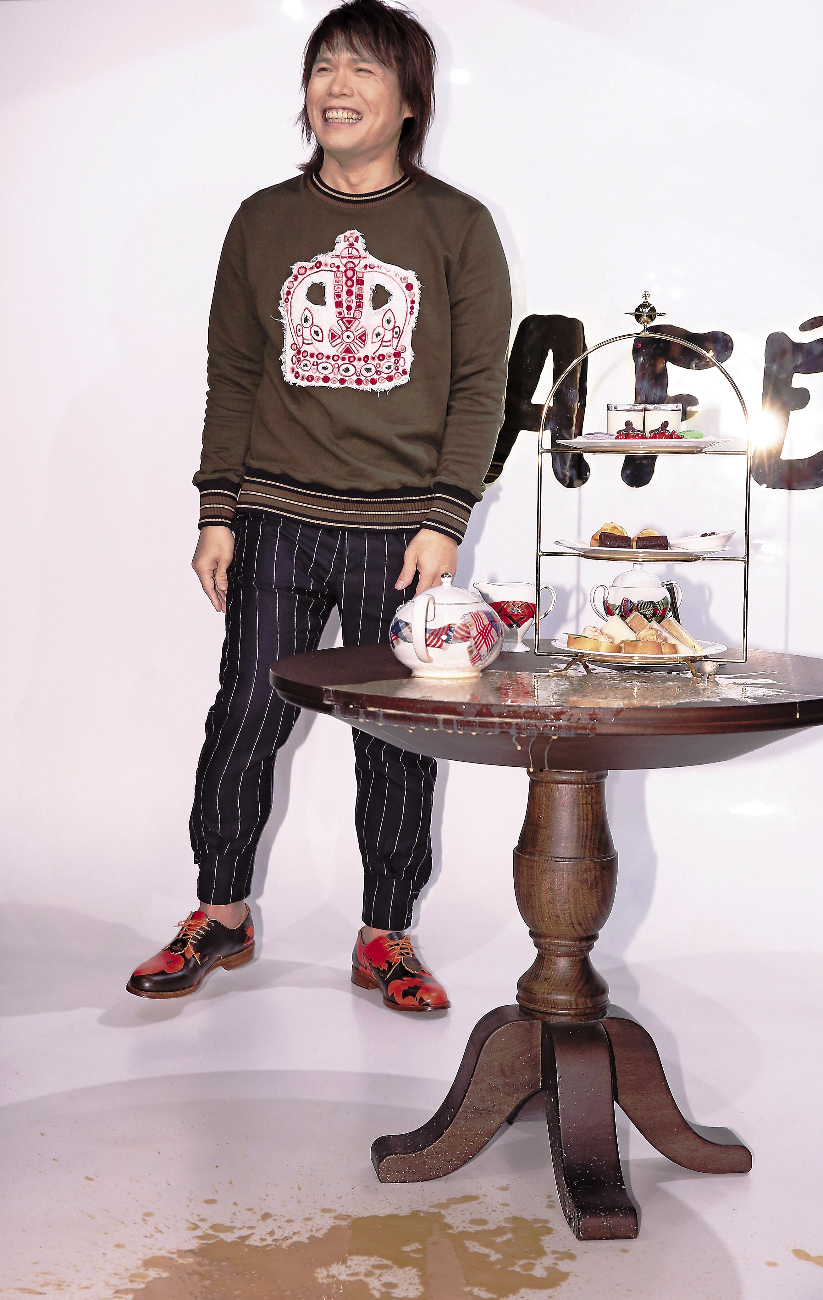 台灣首家Vivienne Westwood Cafe開幕，鐵粉伍佰當嘉賓時把咖啡給倒得滿地，頗糗。