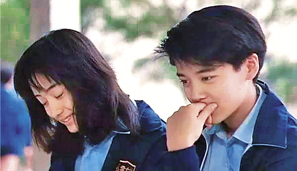 陸元琪(右)於1990年與陳德容(左)合演《國中女生》走紅,婚後息影專心相夫教子。(翻攝自網路)