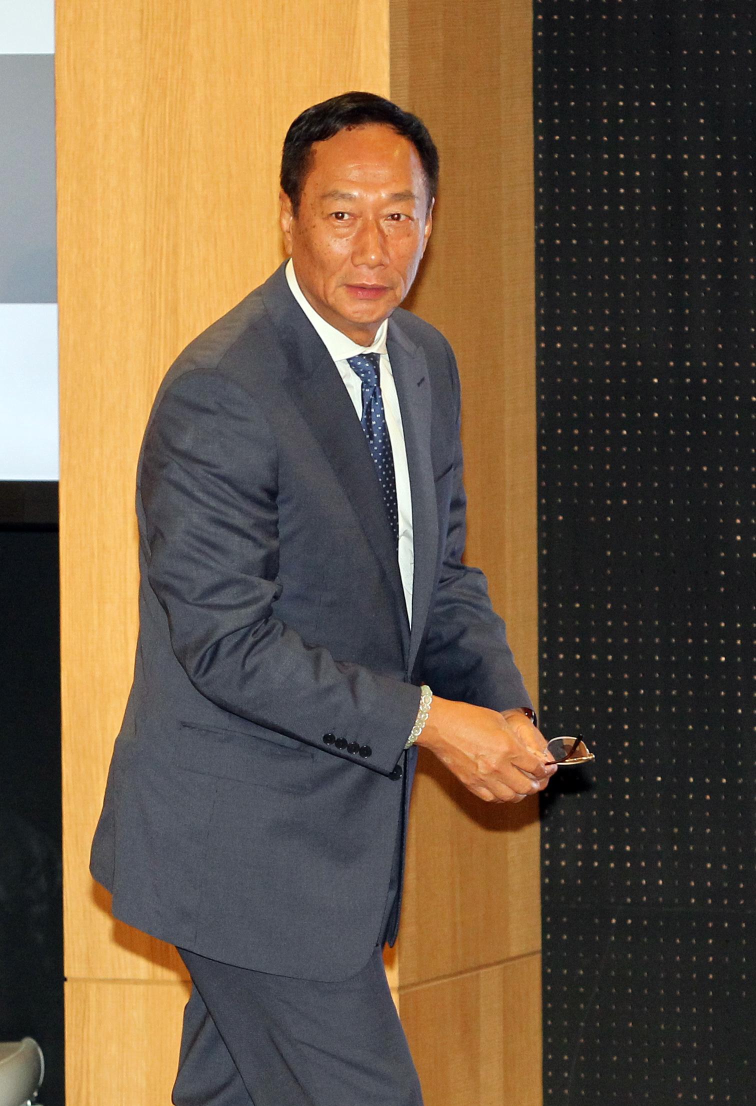鴻海董事長郭台銘又被網友點名是買興航的幕後金主。