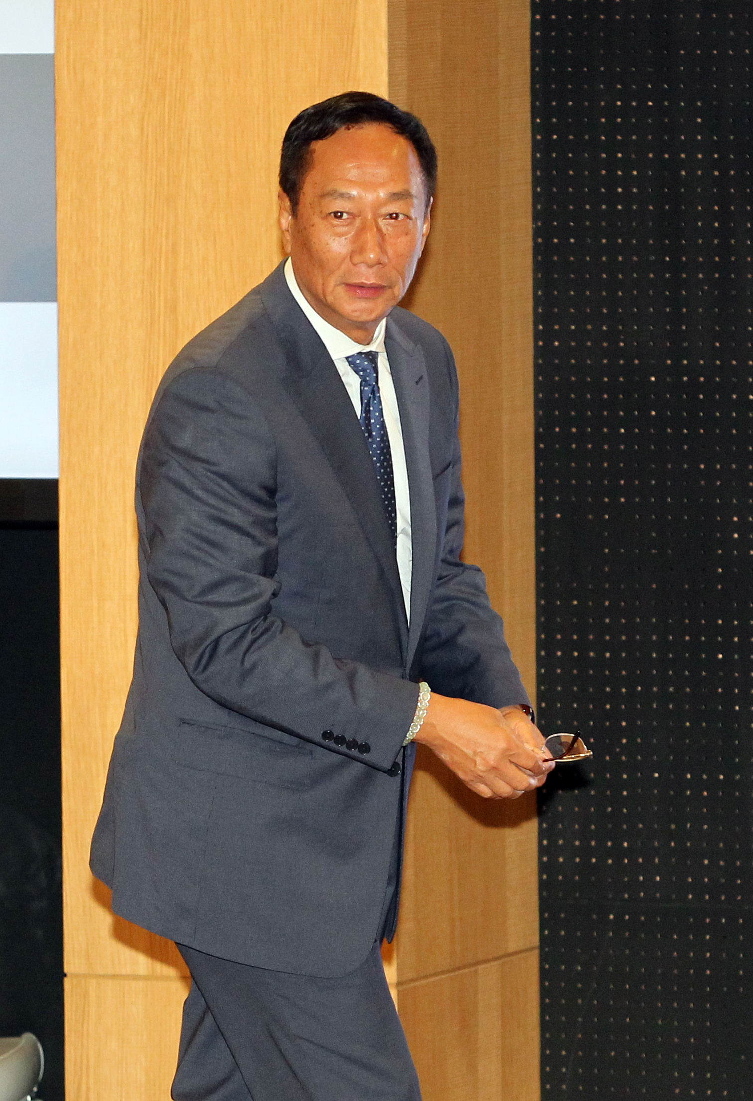 鴻海董事長郭台銘又被網友點名是買興航的幕後金主。