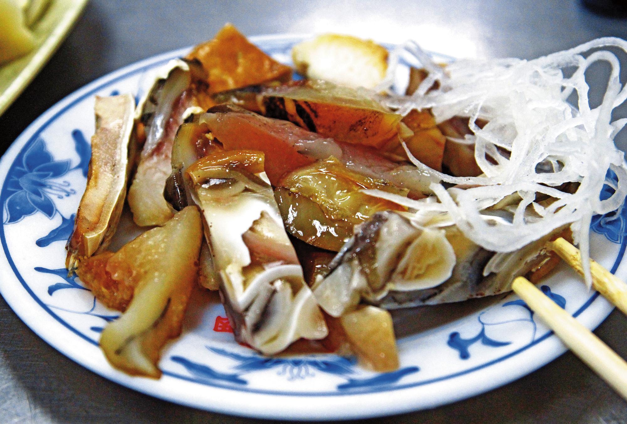 阿華鯊魚烟販售的涼拌鯊魚烟，暗藏生菌數超標的危險。