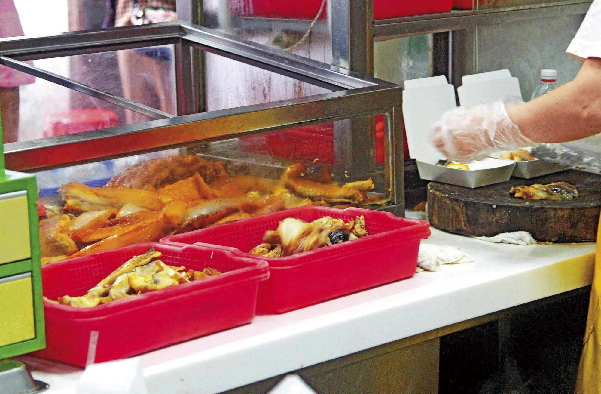 阿華鯊魚烟店面看似整齊乾淨（圖），製作料理的鐵皮倉庫卻骯髒不衛生。