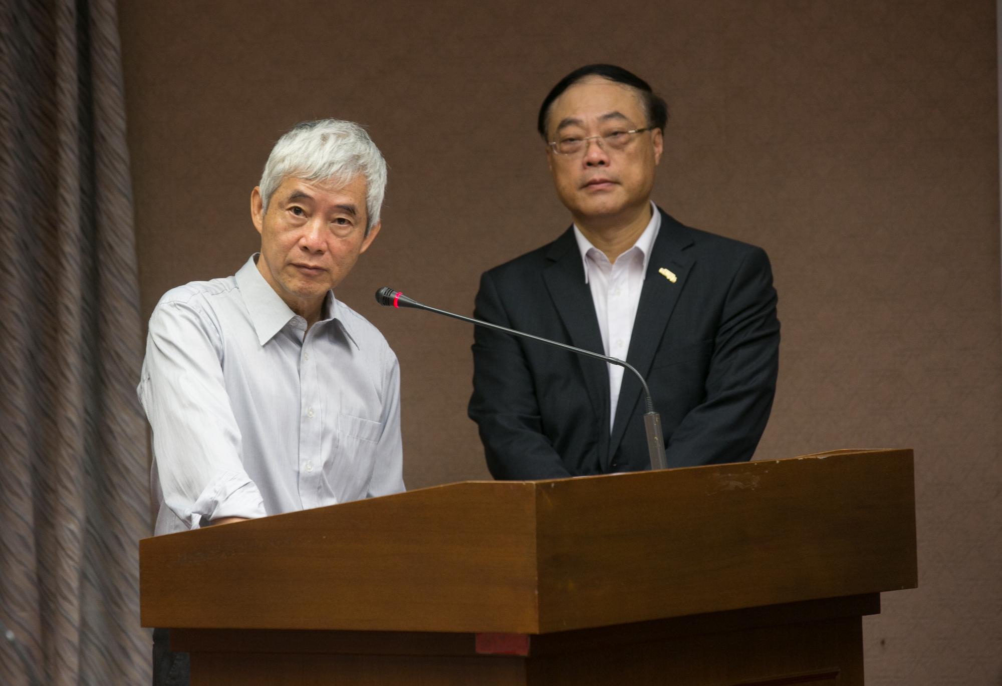 賀陳旦(左)上任後交通部狀況不斷,多項政策都與府院不同調。