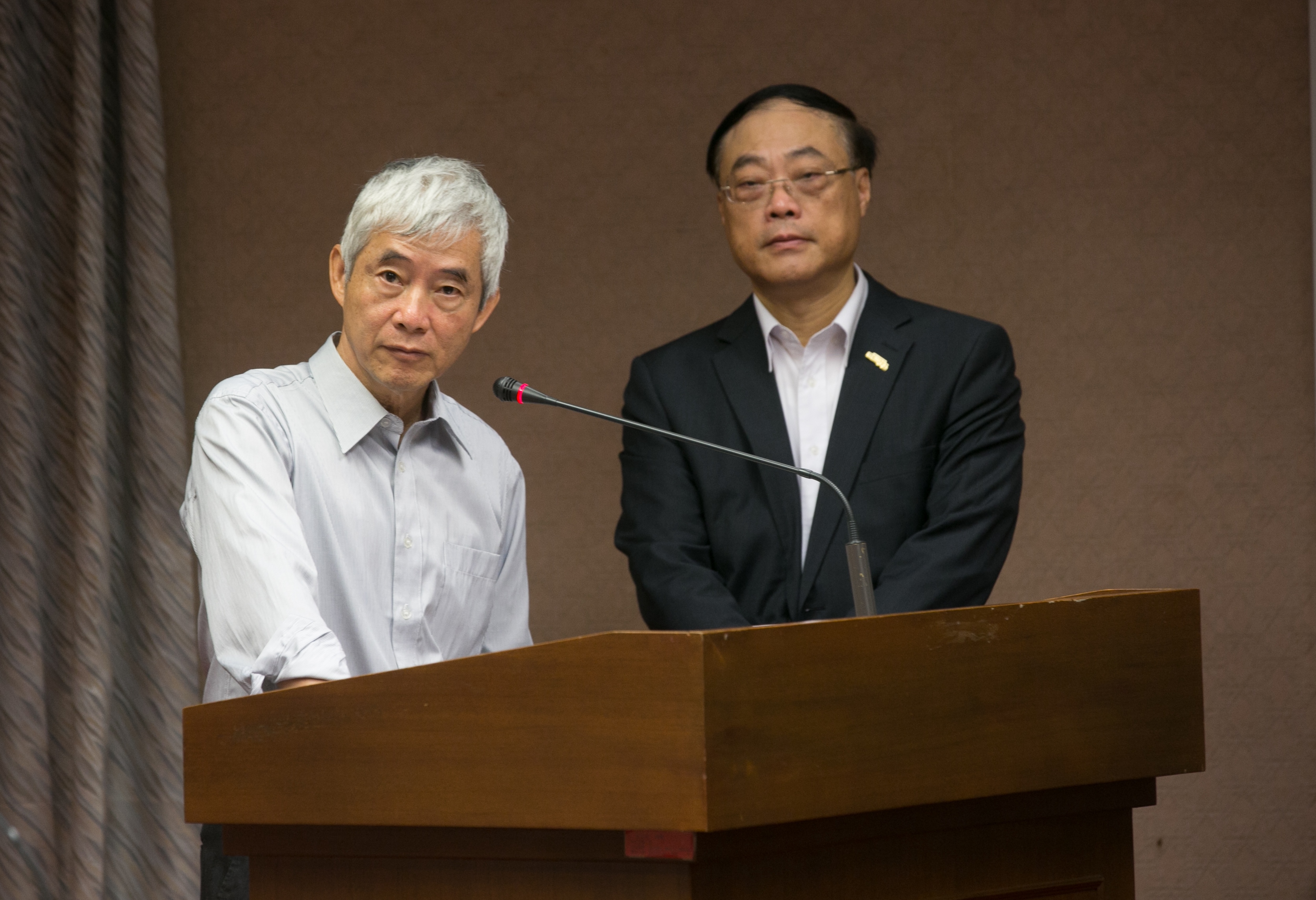 賀陳旦（左）上任後交通部狀況不斷，多項政策都與府院不同調。