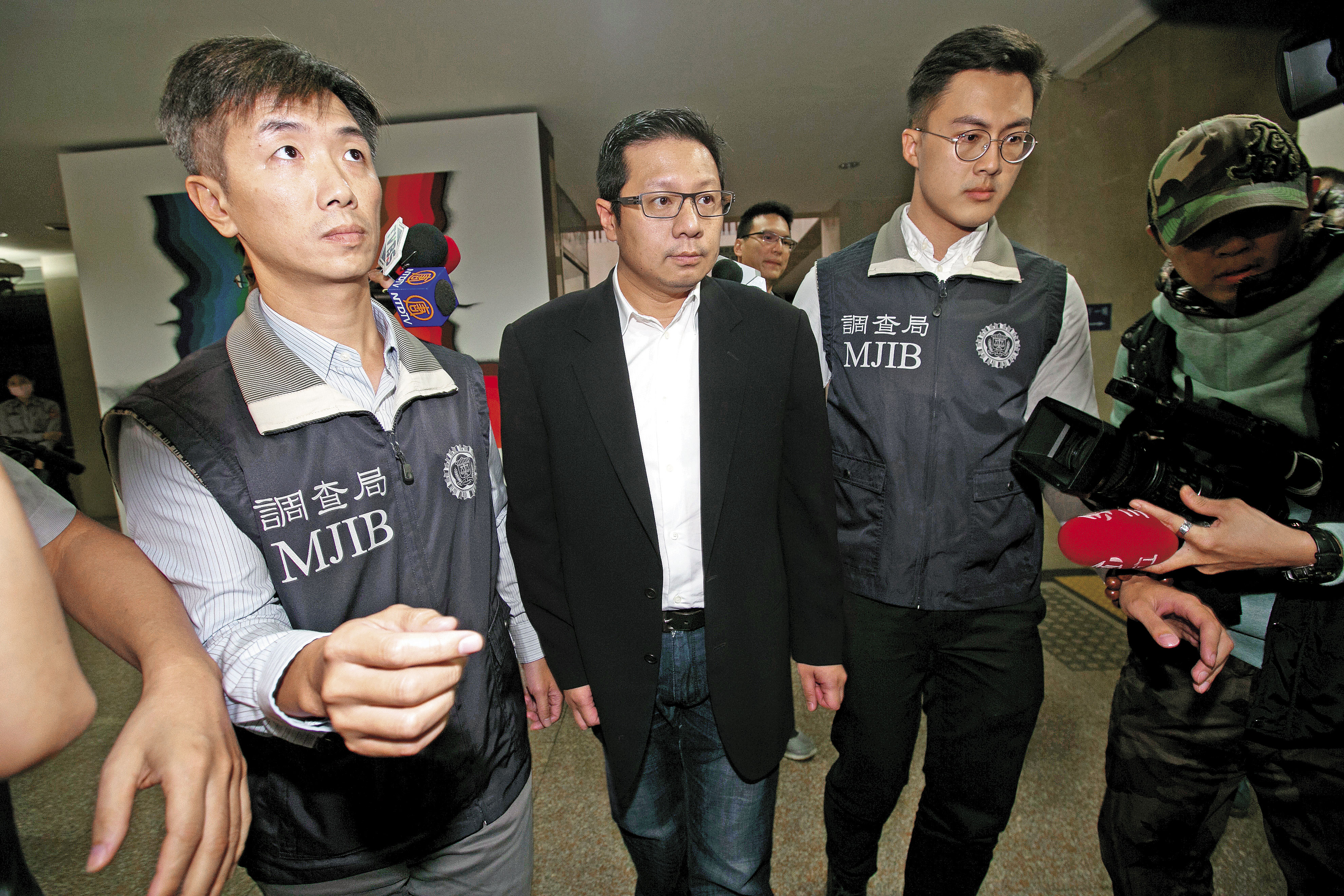  興航董事長林明昇（左）因突然宣布公司解散遭檢調查辦，事件持續發酵，短時間難落幕。（圖為林明昇25日晚間遭移送北檢畫面）