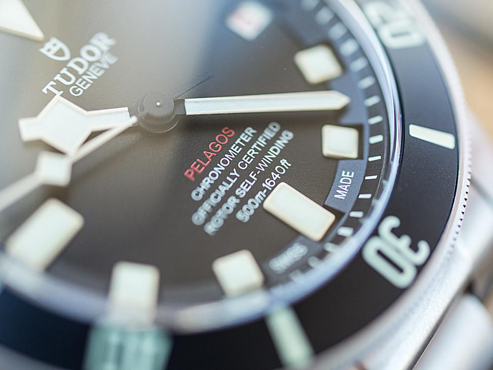採用了米色夜光刻度,六點鐘位置並飾有紅色「PELAGOS」字樣。