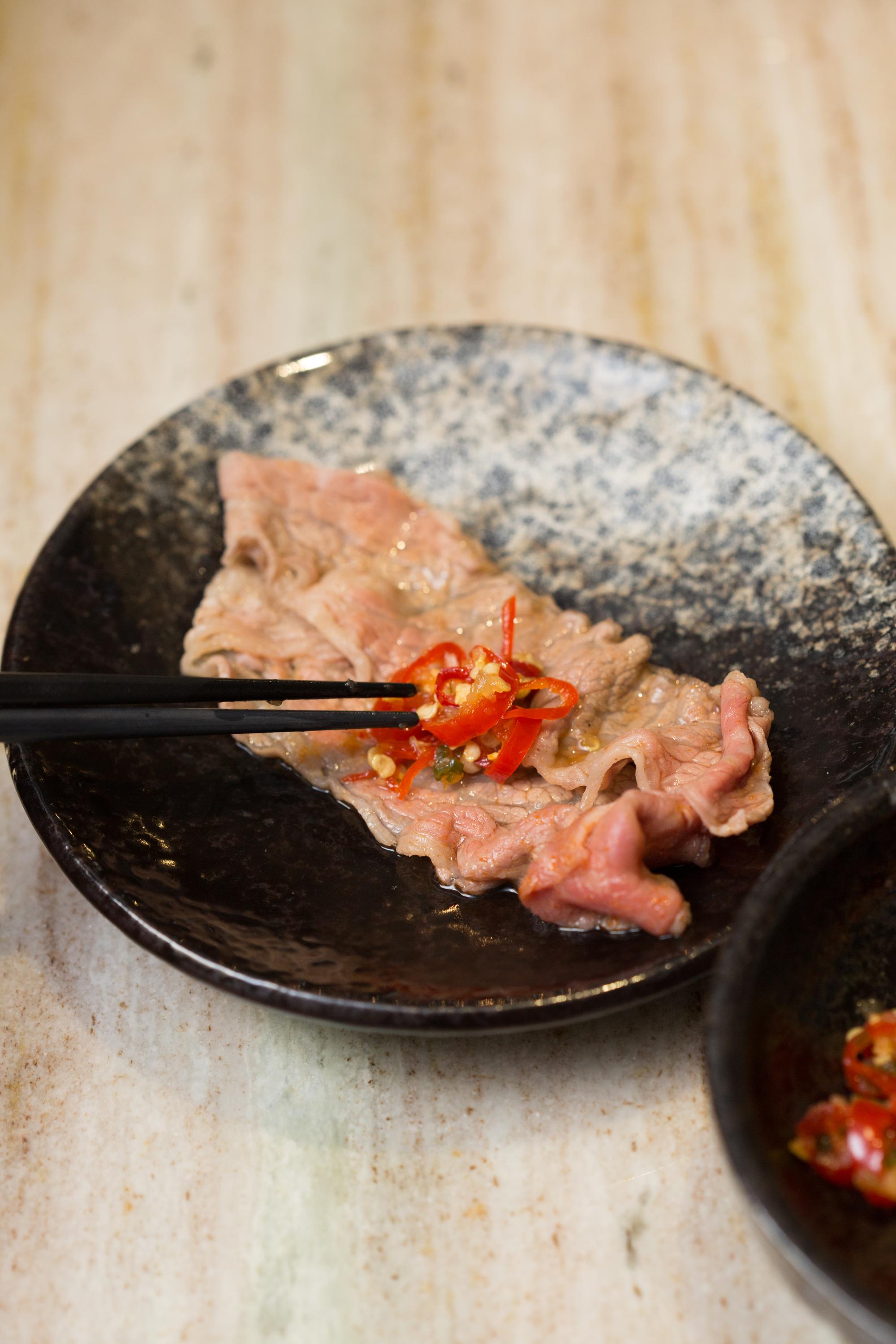 肉包著自製手剁辣椒吃，辣得溫和。