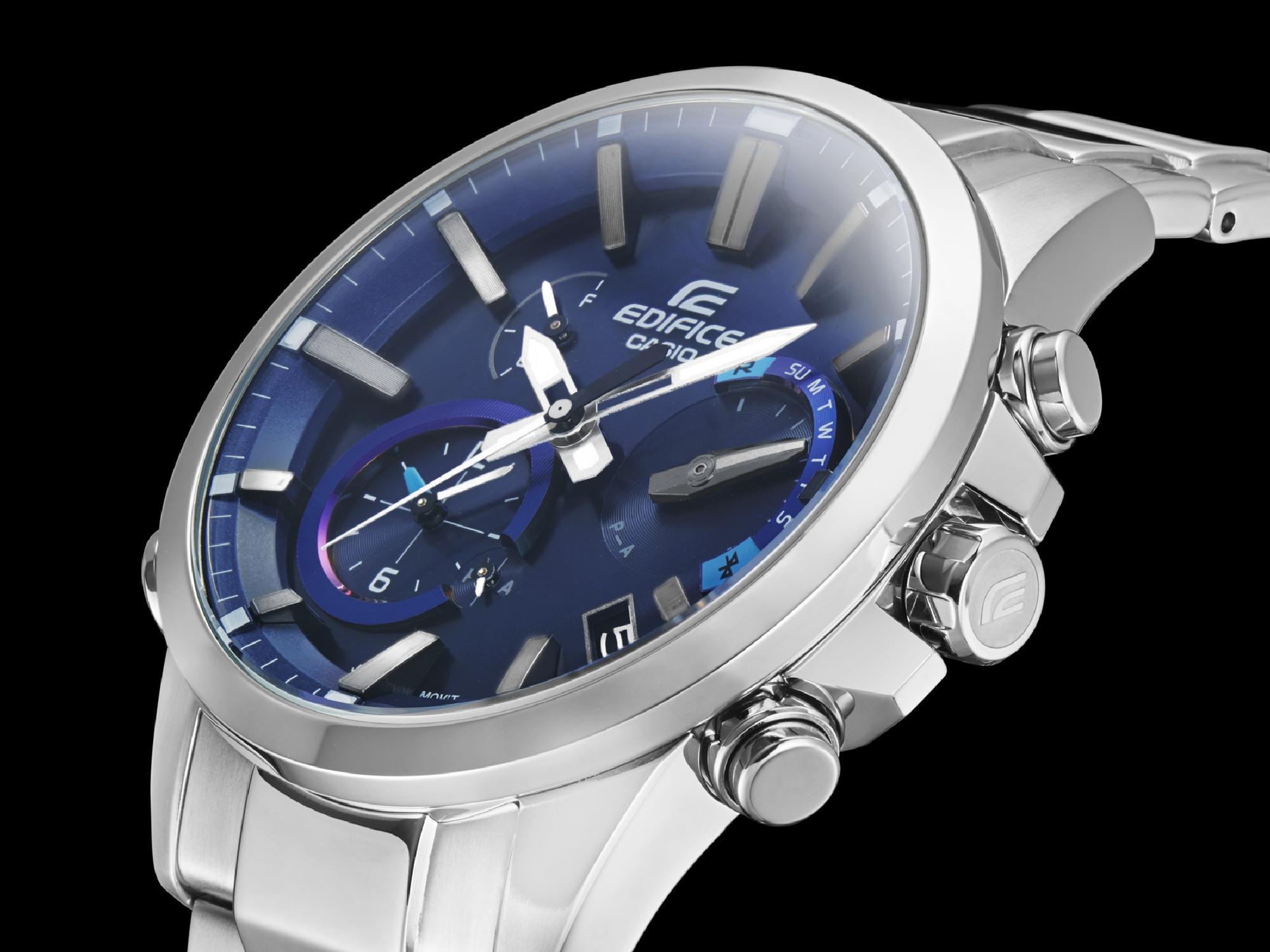CASIO EDIFCE新的EQB-700D藍牙錶。藍牙功能的好處是，只要手機有訊號的地方就能精準對時，這點比GPS跟電波校時還要強大。