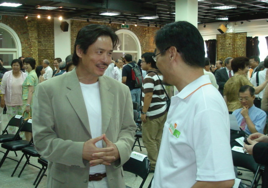 2009年新頭殼成立茶會時，金溥聰（左）也現身祝賀。