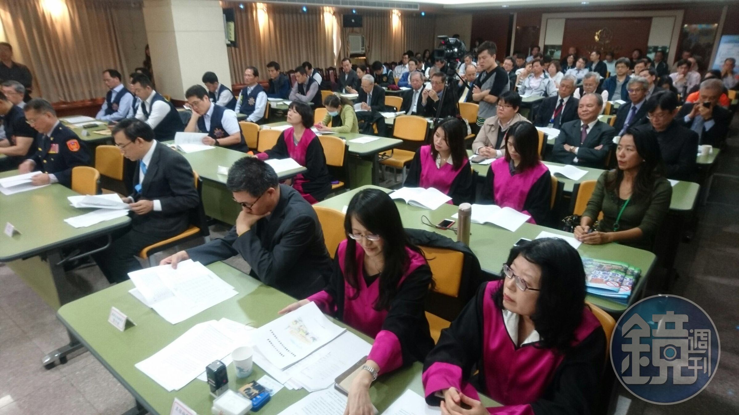 大批檢察官及各地警局偵查隊與台北市警局刑警大隊代表，齊聚北檢開會，不讓醫療暴力再發生。