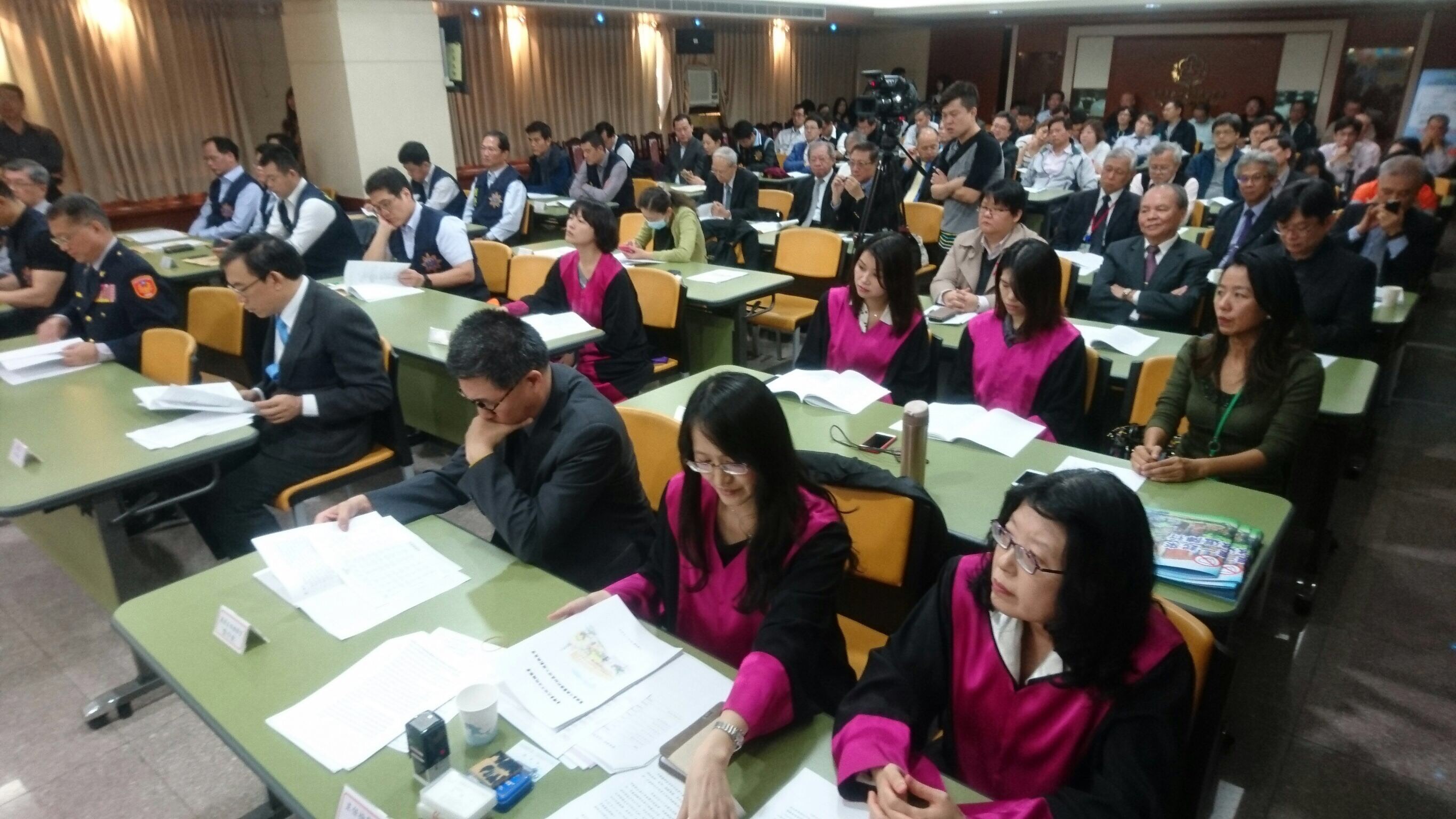 大批檢察官及各地警局偵查隊與台北市警局刑警大隊代表，齊聚北檢開會，不讓醫療暴力再發生。