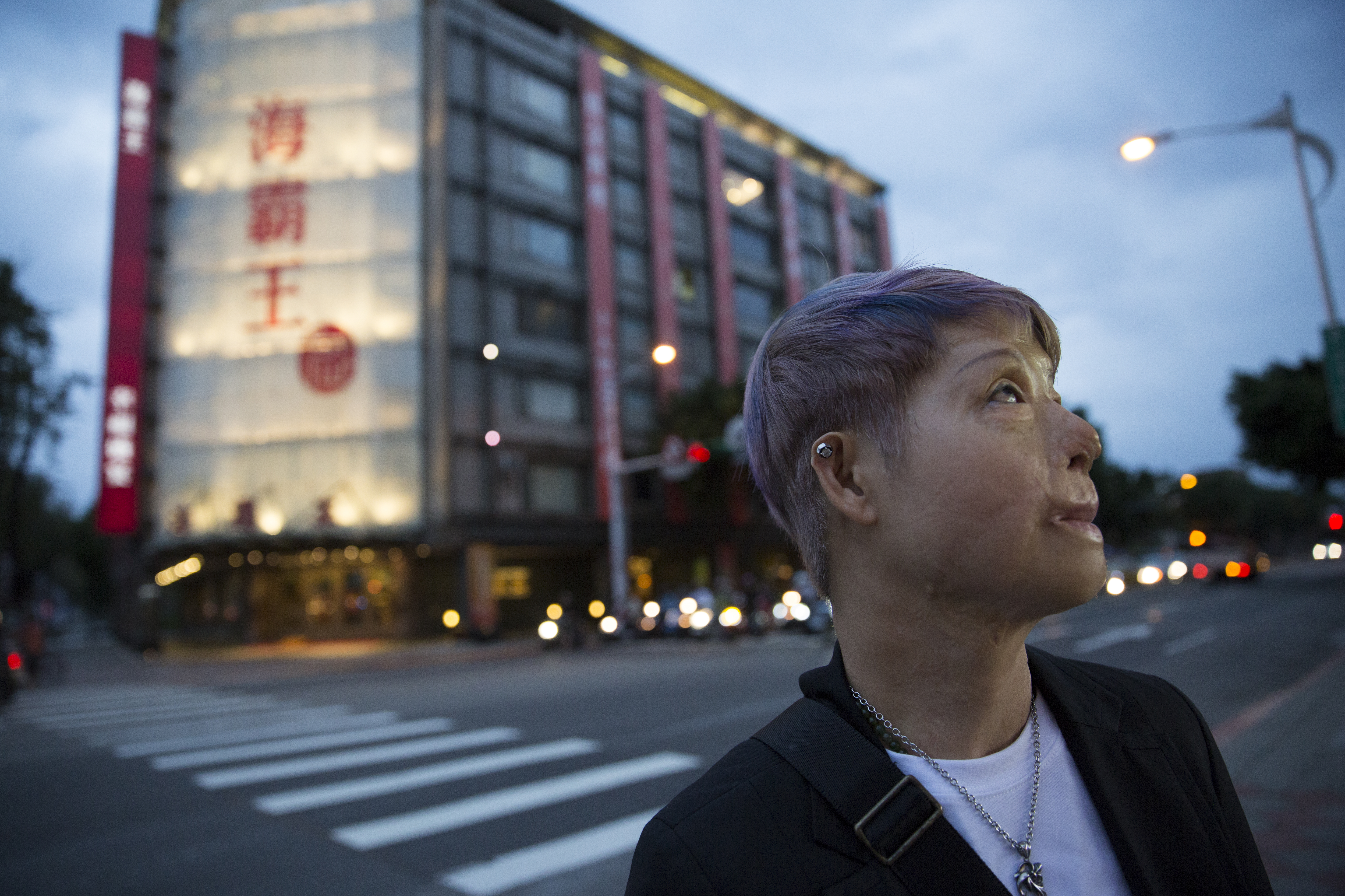 中山北路上的海霸王餐廳已非昔日的業主，背對著25年前的事故現場，越過斑馬線後，陳美麗仰望著天空。