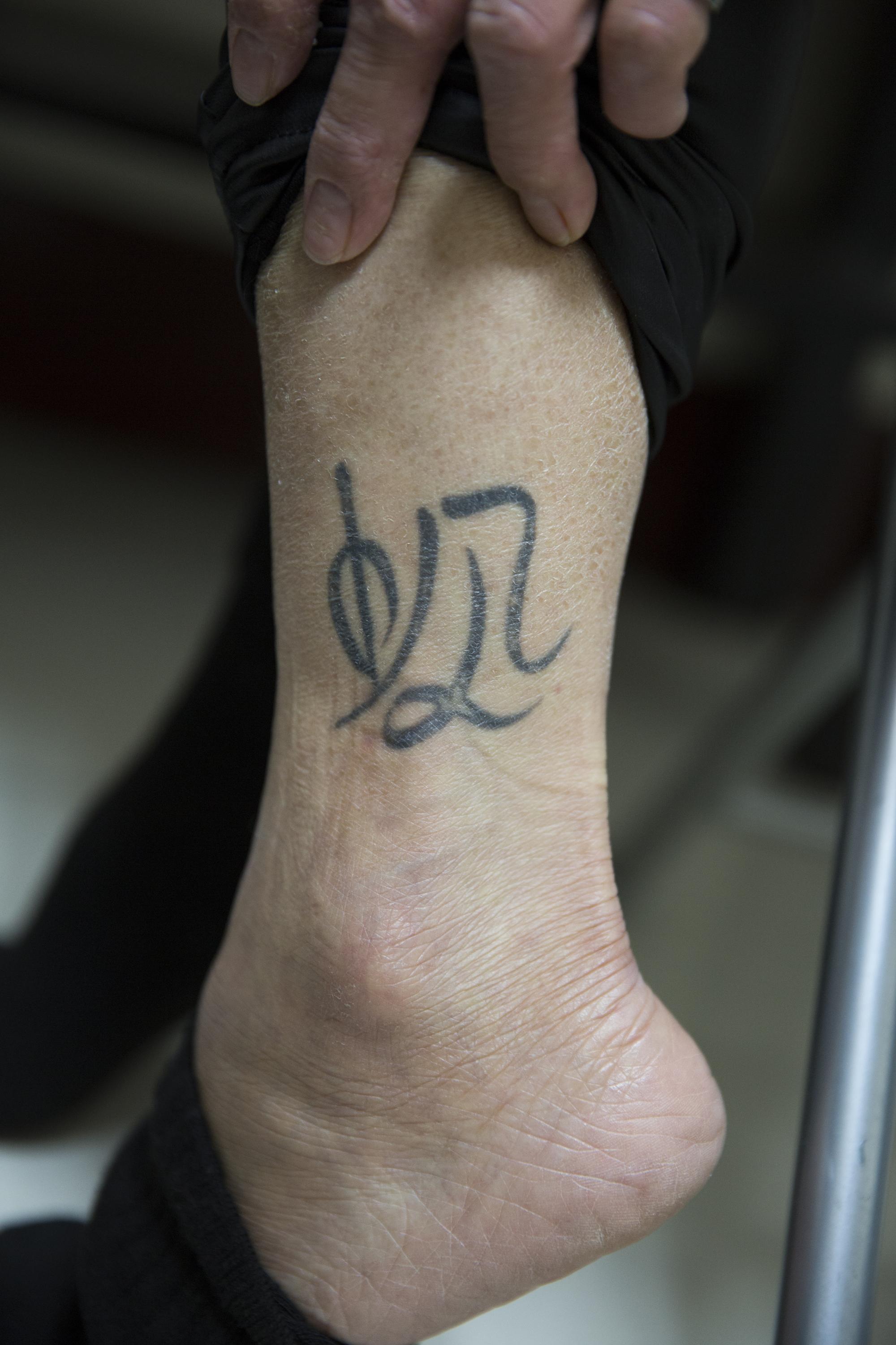 陳美麗的左小腿上有著自己設計的中文刺青,「帆」字取自女兒的名字。