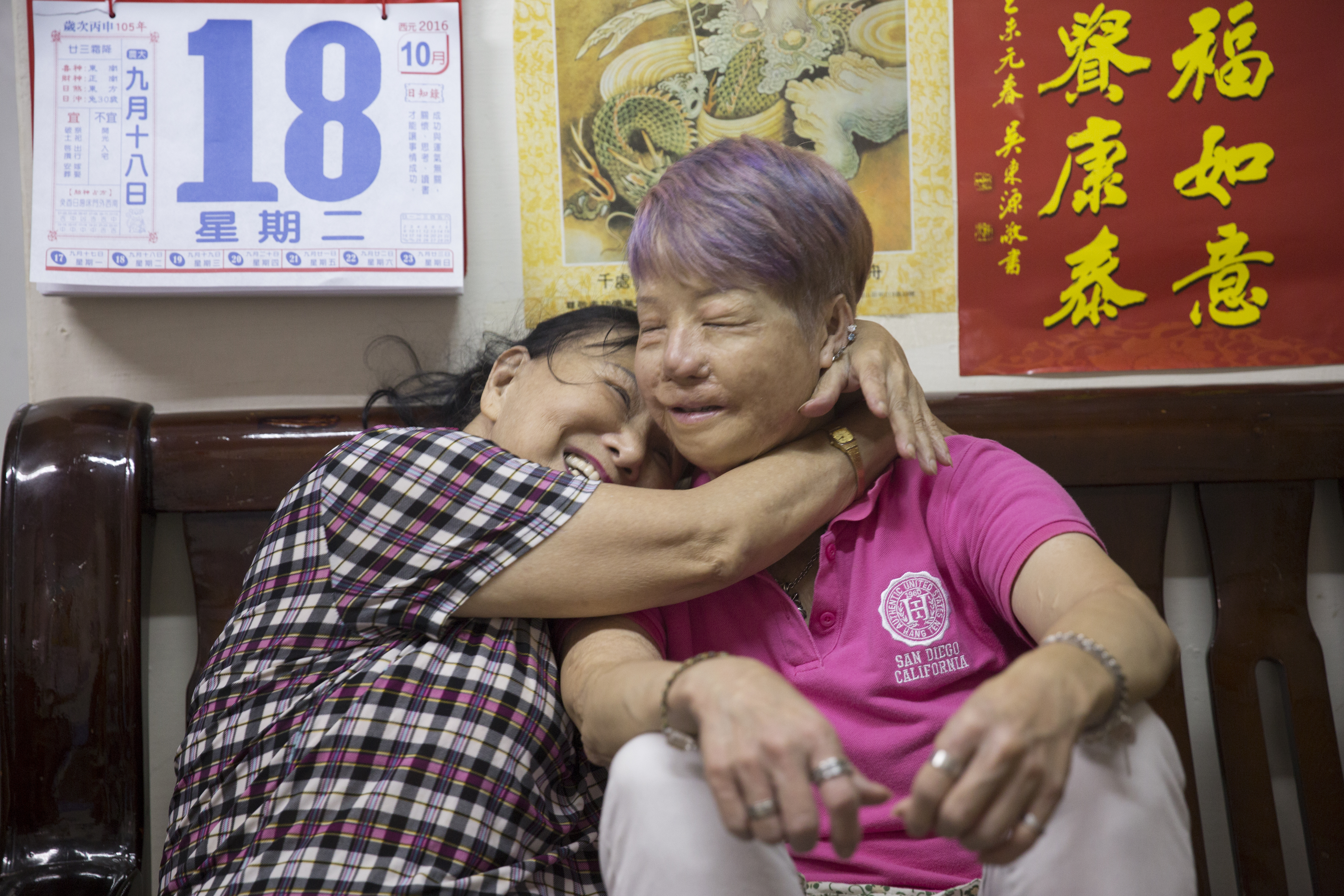 陳美麗在忙碌奔波的生活中抽空回家陪伴母親，母女間的感情在日常舉止之間表露無疑。