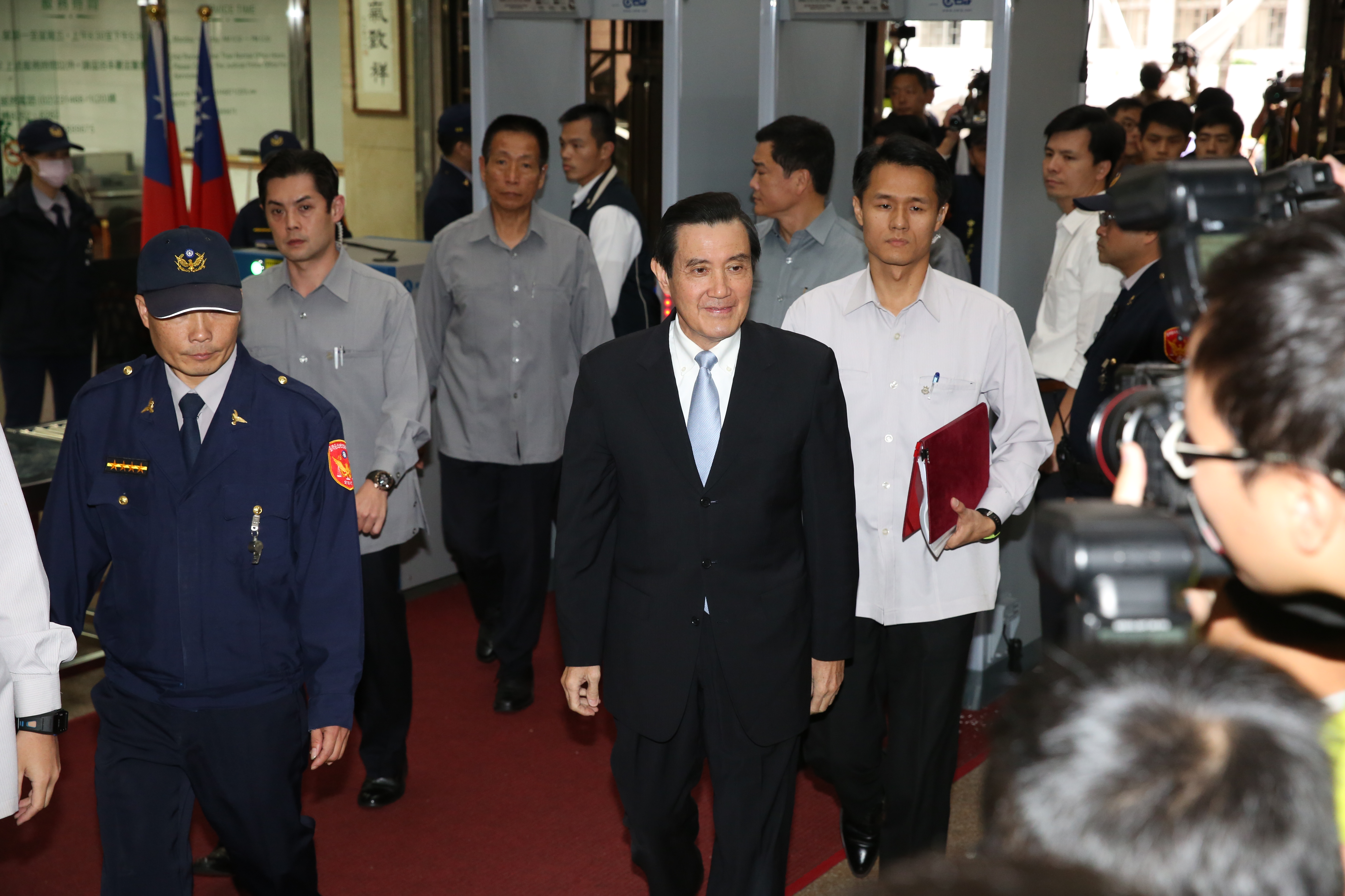 馬英九抵達北檢　台灣國嗆狗籠收押