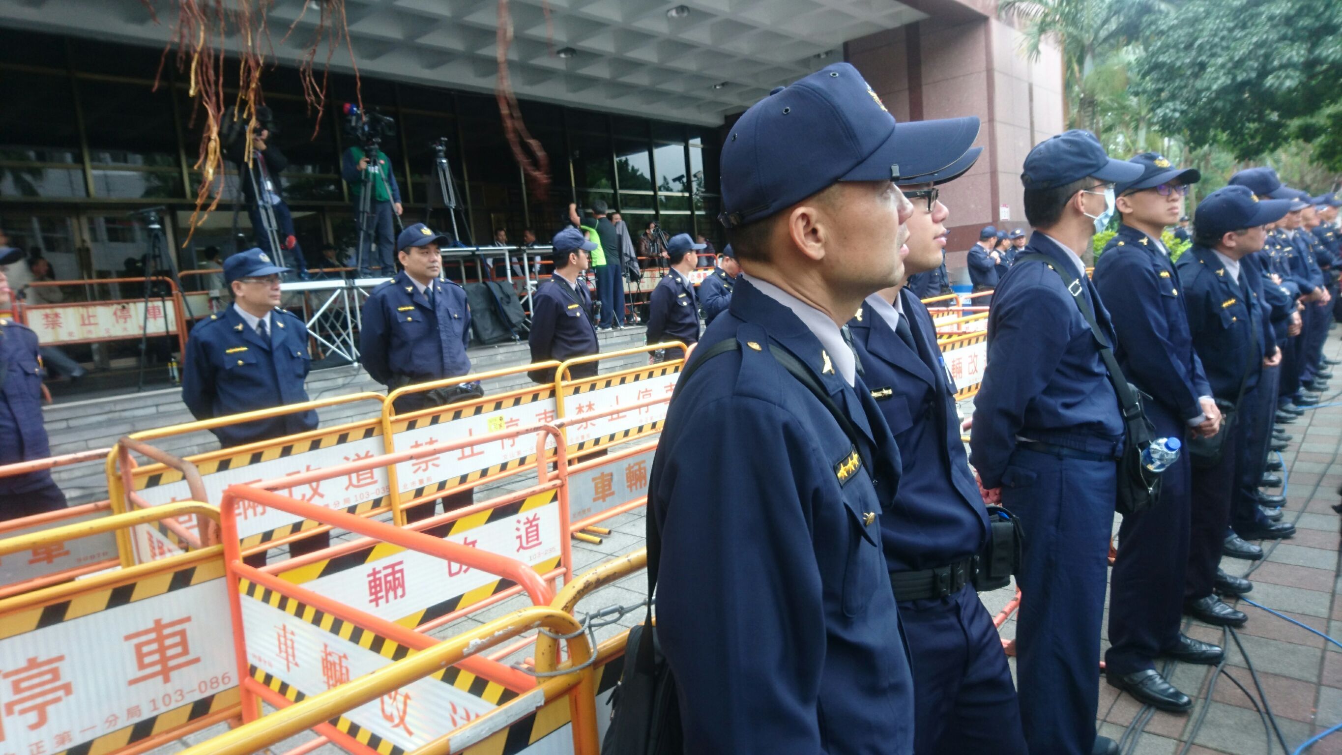 警方深怕馬出庭引起群眾衝突,派出層層警力戒護。