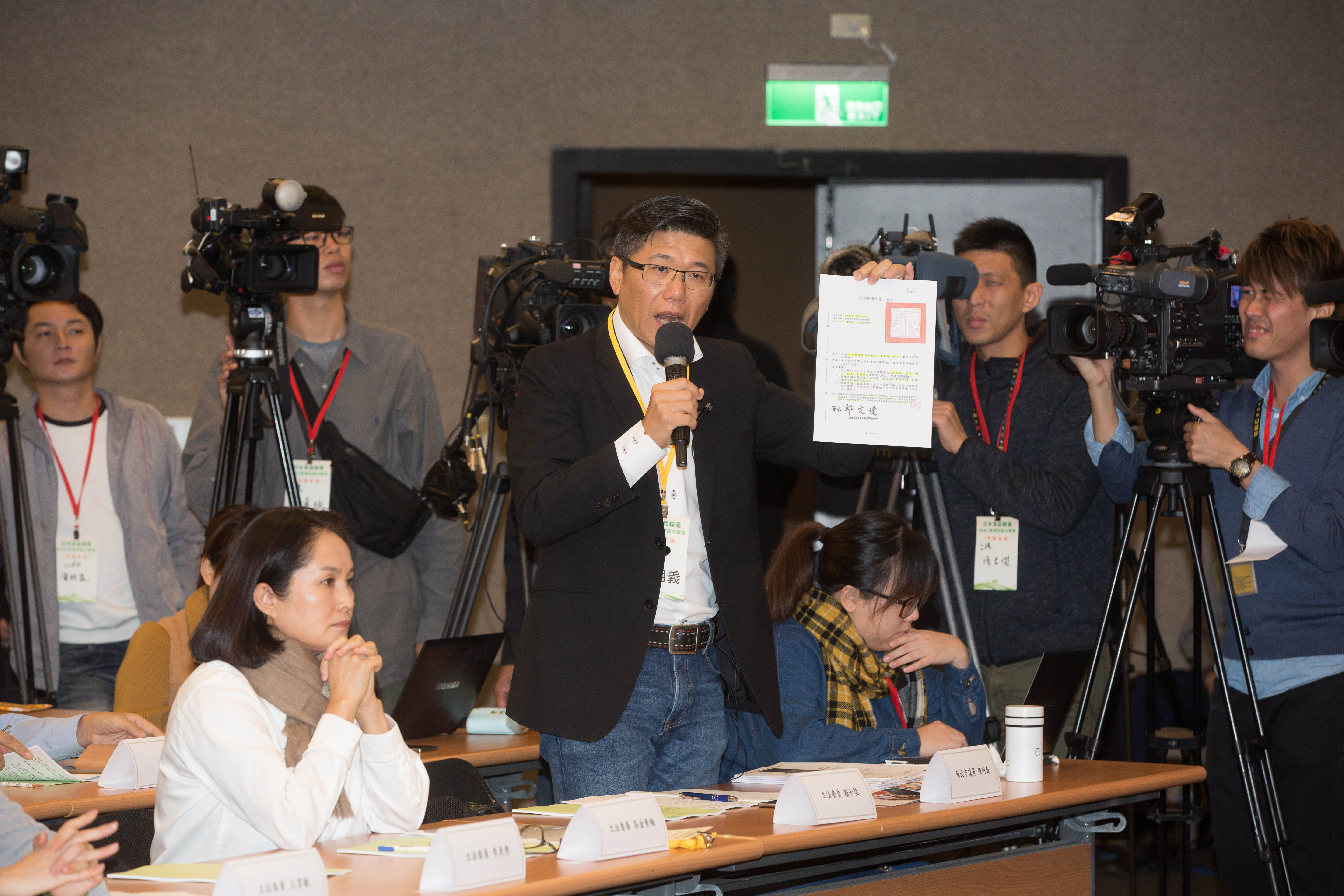 新北市議員陳明義多次發言,堅持題目要將「茨城、栃木、千葉、群馬」納入題目中。