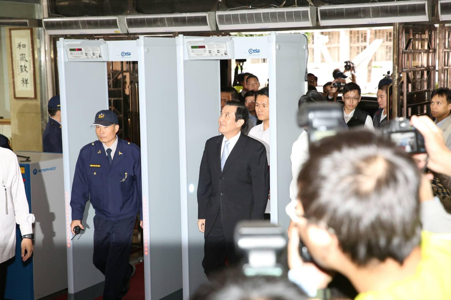 馬英九庭訊1小時後上廁所巧遇江宜樺，對江點頭、眨眼及揮手打招呼。